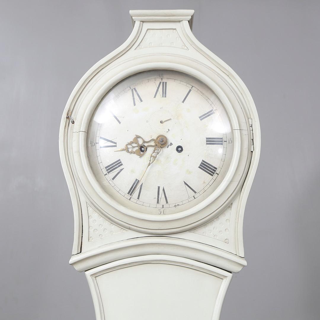 Gustavien Horloge Mora ancienne suédoise grise et blanche de style gustavien, début des années 1800 en vente