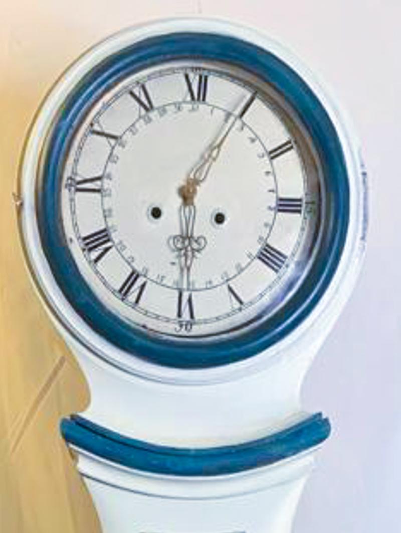 Antique Swedish mora clock from the early 1800s in lovely later white finish and teal detailing on the neck and body and a clean face with extravagant roman numerals in good condition. Measures: 200 cm approx.

It has the classic extended belly of a