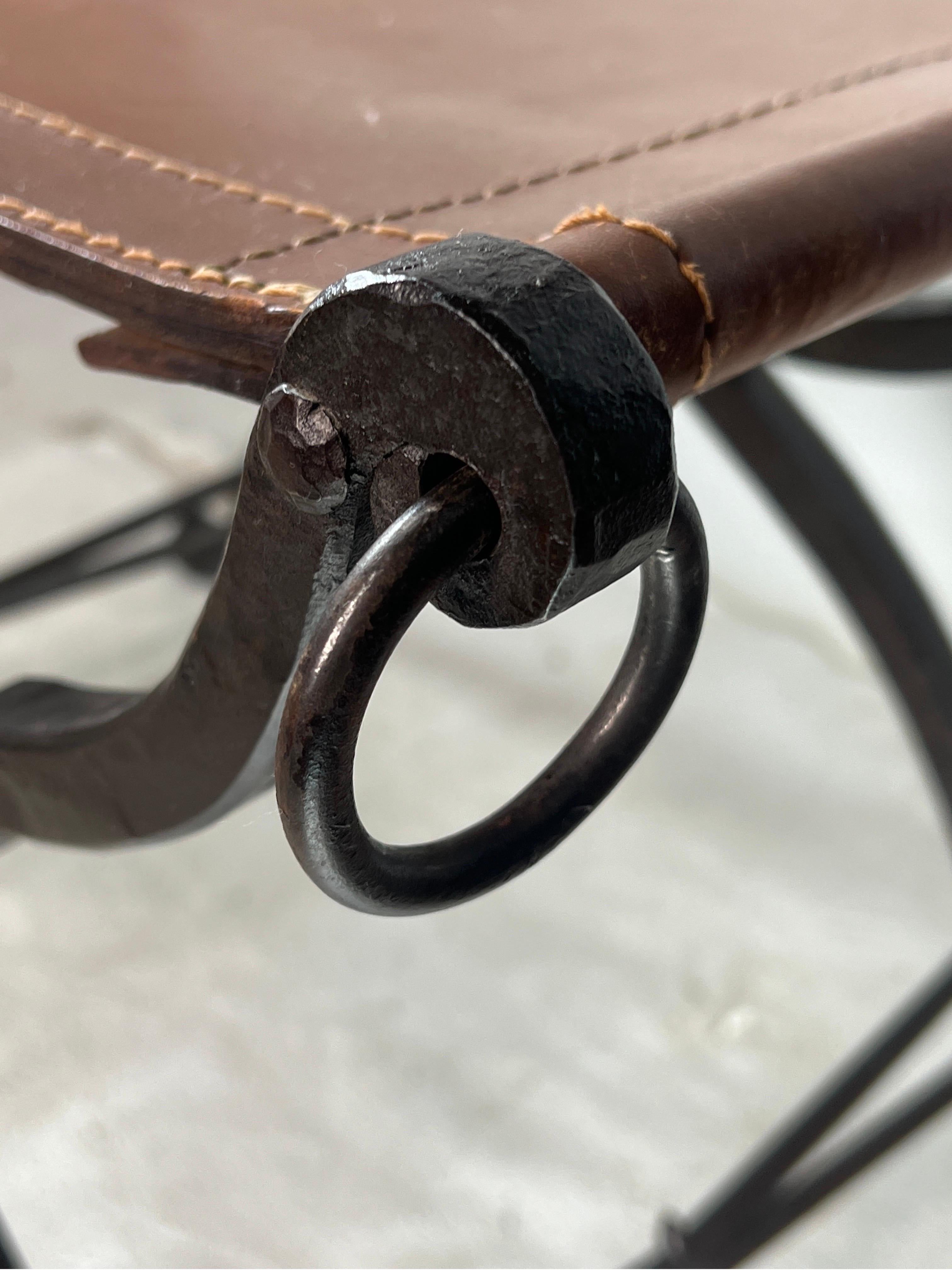 Antike Morgan Colt Stil Schmiedeeisen und Leder Folding Curule Hocker im Angebot 3
