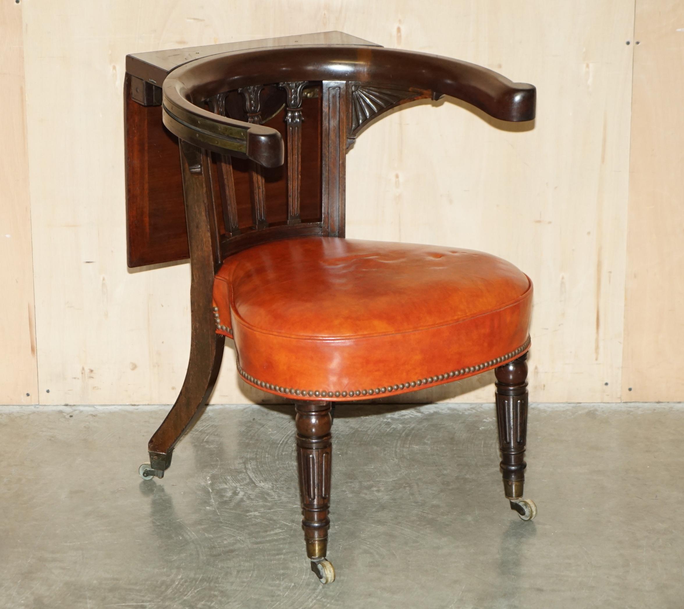 Royal House Antiques

The House Antiques a le plaisir d'offrir à la vente cet important fauteuil de combat de coqs en acajou sculpté à la main et en cuir, fabriqué en Angleterre vers 1820, avec pente de lecture, attribué à Morgan et
