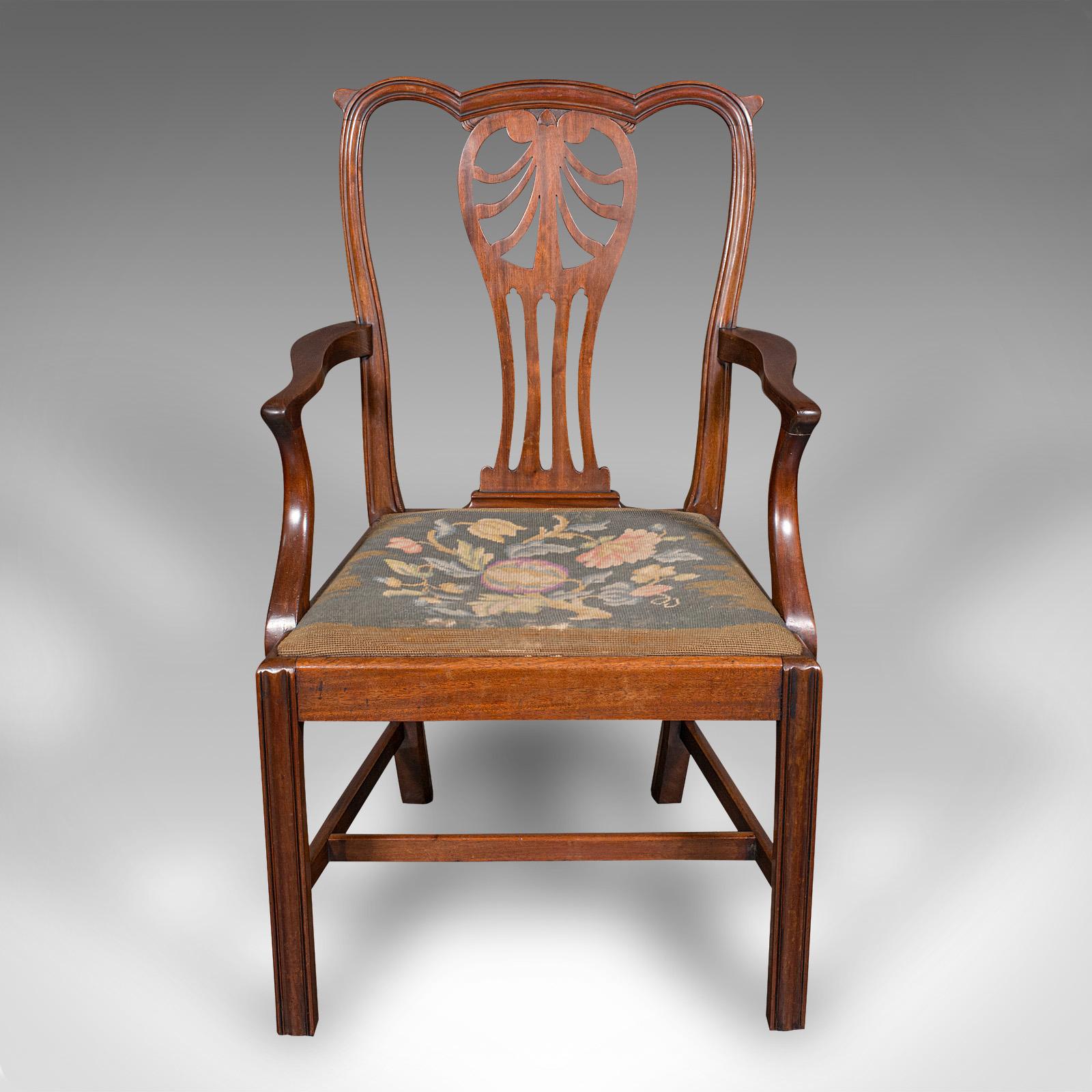 Questa è un'antica sedia a gomito da sala da pranzo. Poltrona inglese in mogano e noce con seduta a ribalta, risalente al periodo georgiano, circa 1800.

Un gusto Chippendale accattivante con forme e dettagli distintivi
Mostra una patina invecchiata
