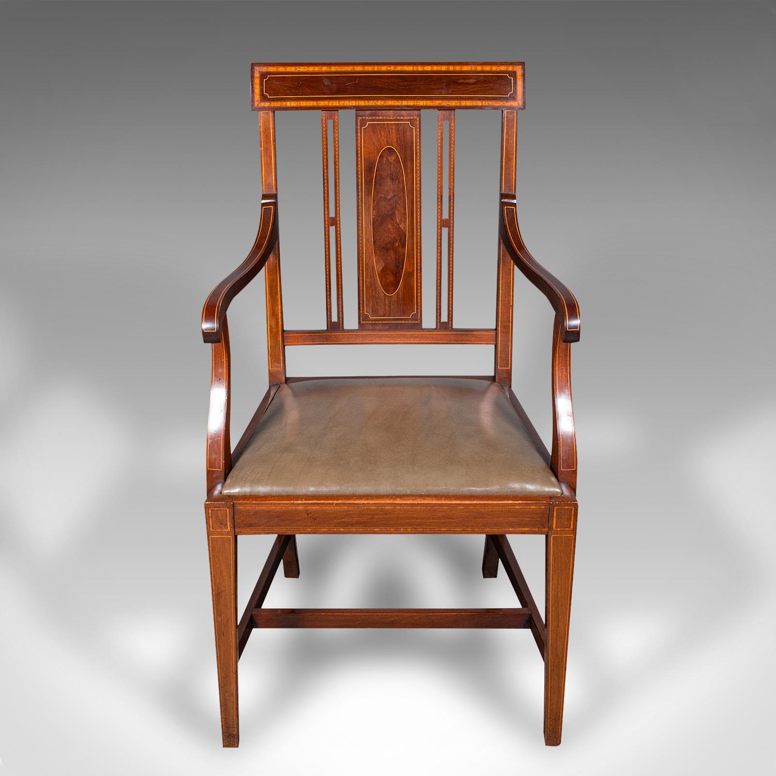 Se trata de una antigua silla auxiliar de salón. Asiento de codo inglés, de nogal y cuero, de James Shoolbred de Londres, de la época eduardiana, hacia 1910.

Magnífica artesanía de un reputado especialista en muebles londinense
Presenta una