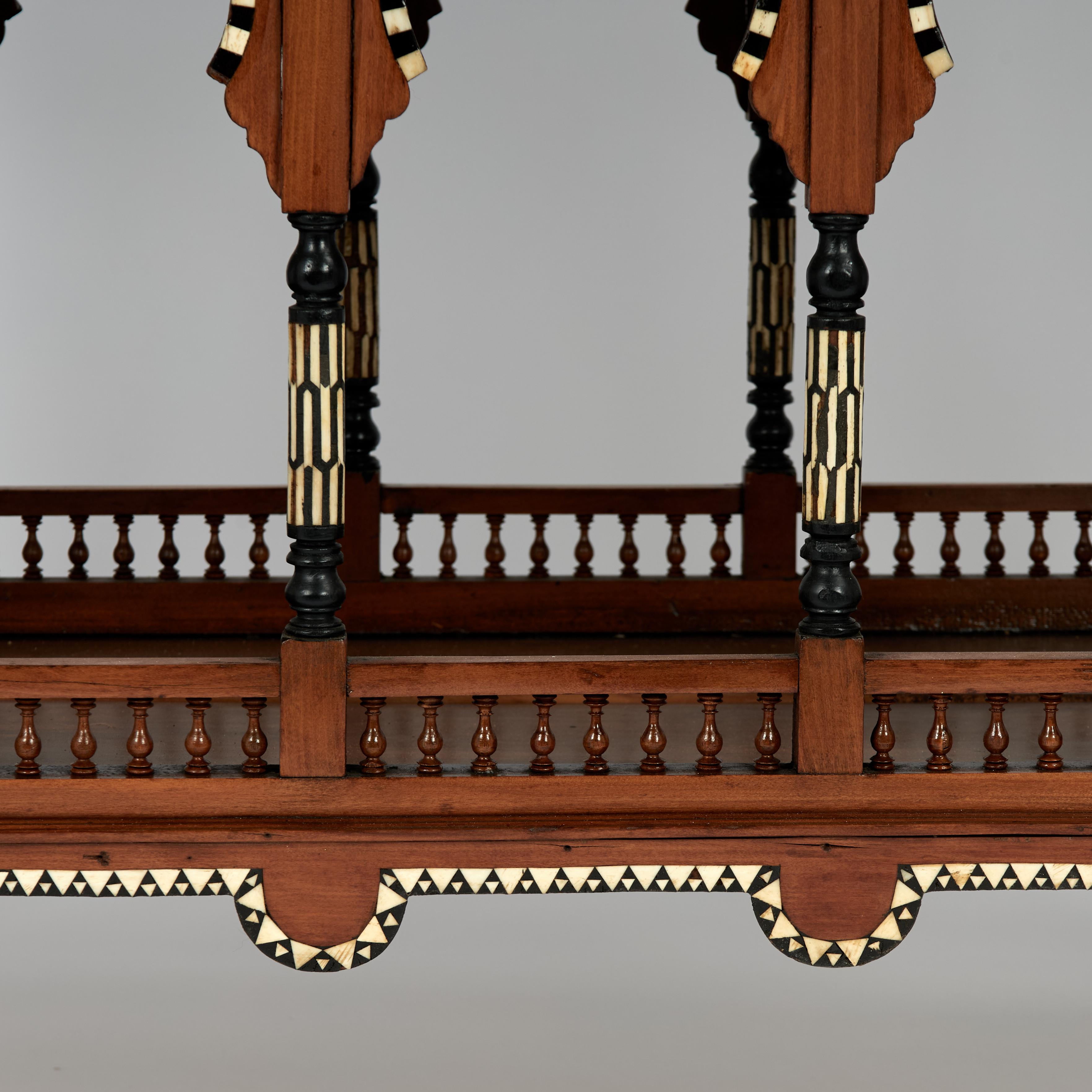 Antiker marokkanischer Architekturtisch mit Intarsien im Angebot 5