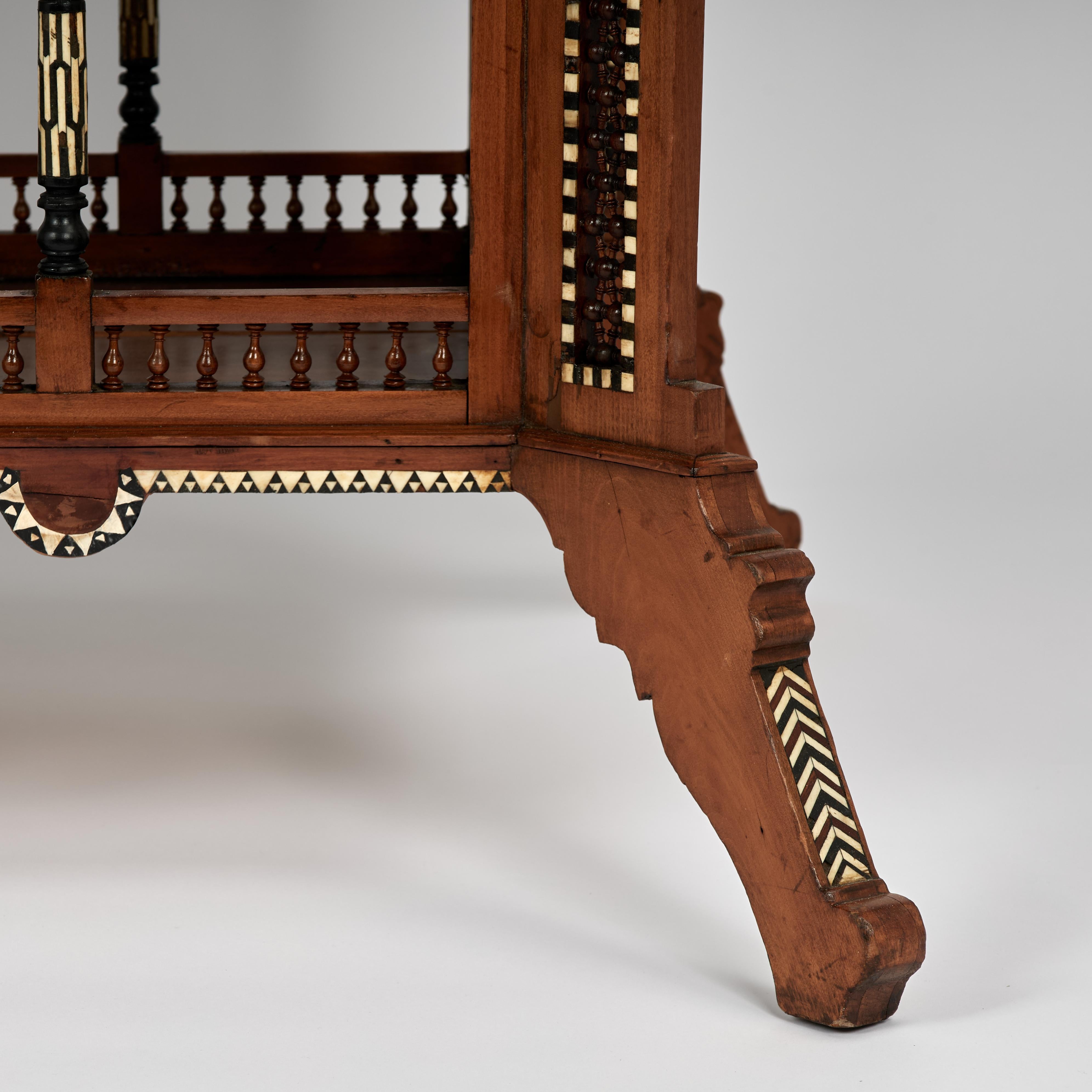 Antiker marokkanischer Architekturtisch mit Intarsien im Angebot 6
