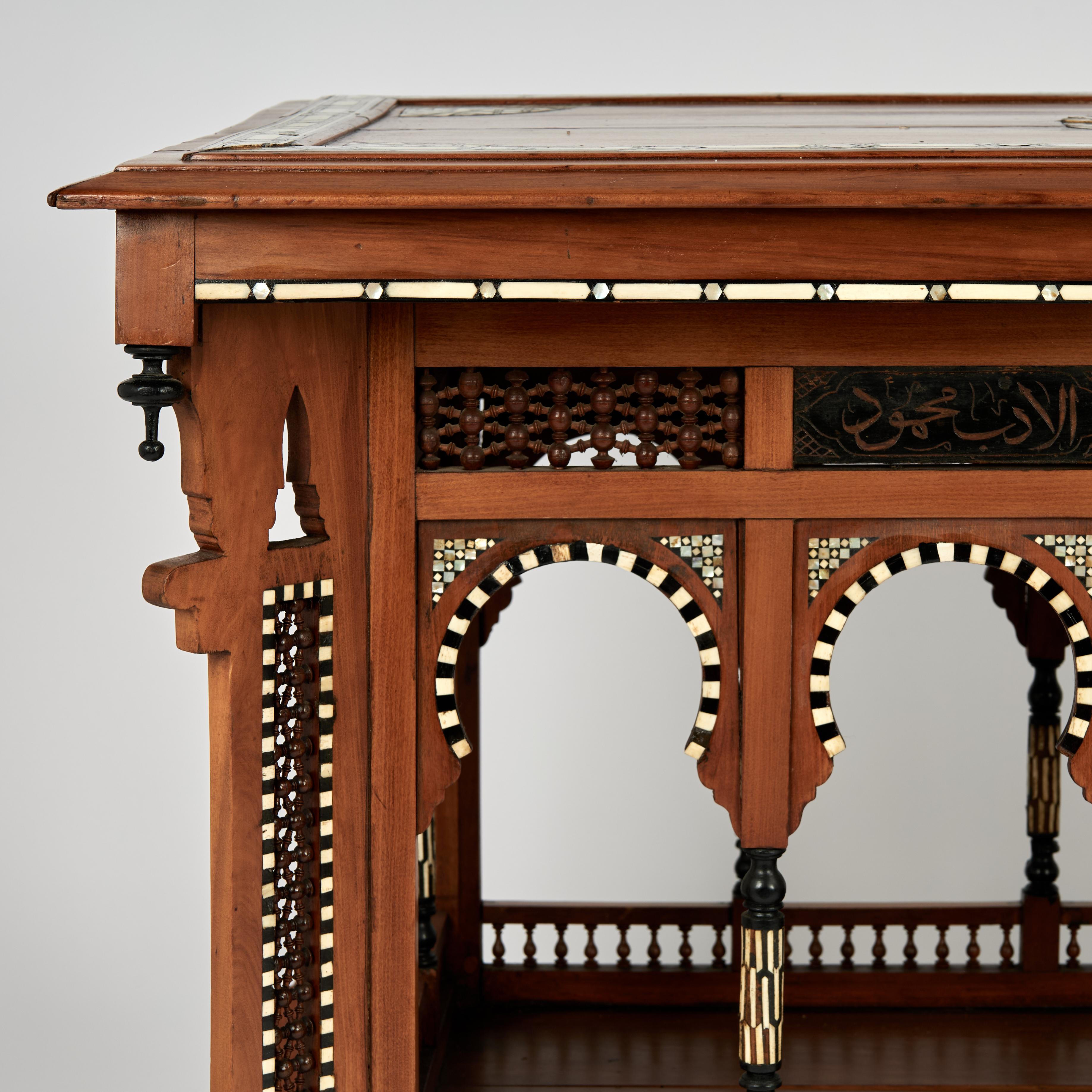 Antiker marokkanischer Architekturtisch mit Intarsien (Handgeschnitzt) im Angebot