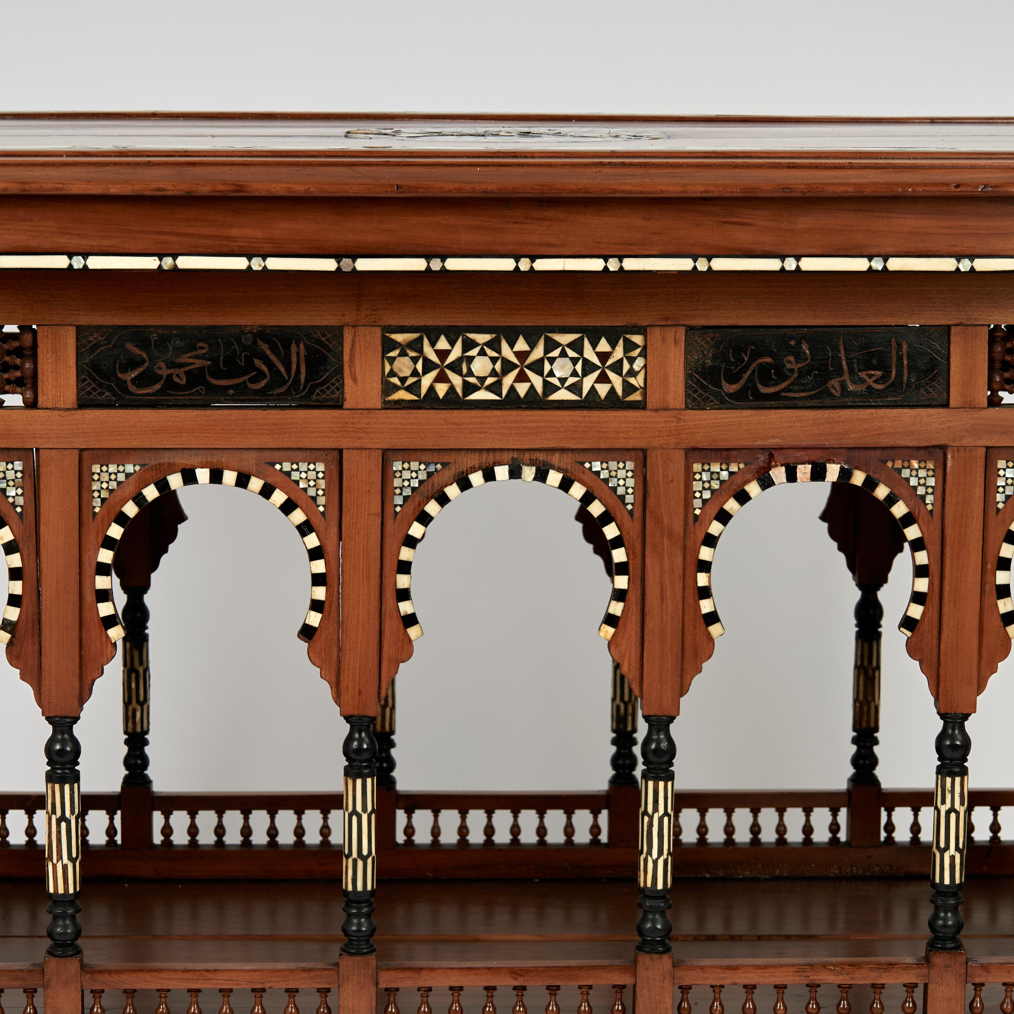 Antiker marokkanischer Architekturtisch mit Intarsien im Zustand „Gut“ im Angebot in Palm Beach, FL
