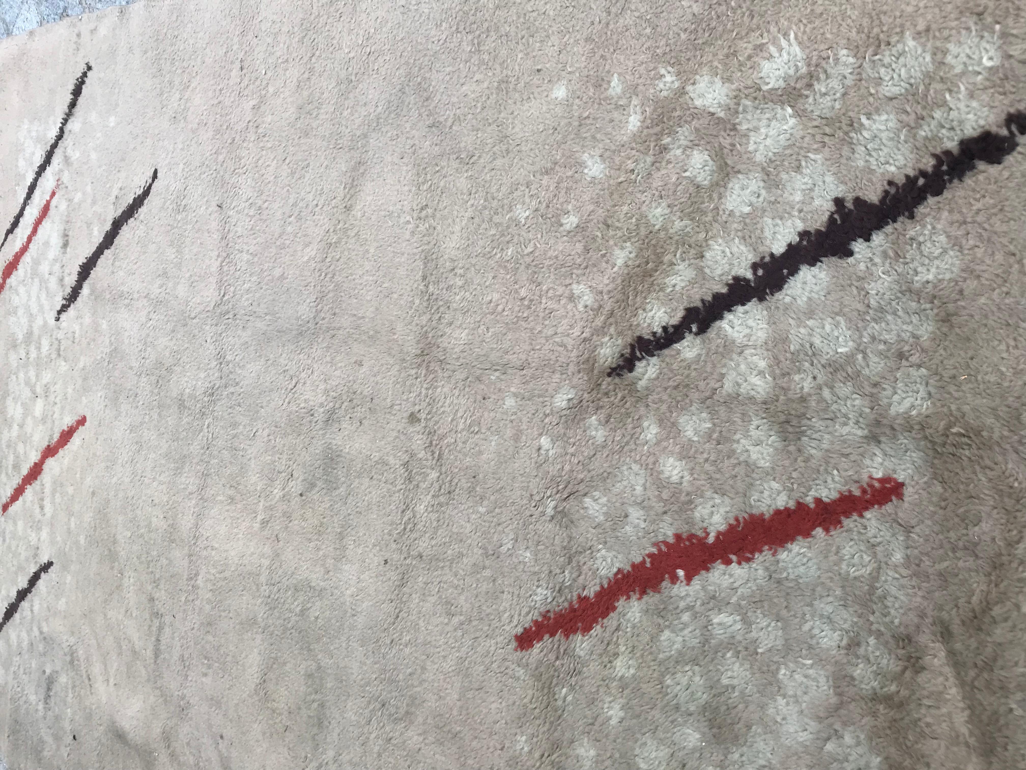 Schöner Marokko Art Deco Teppich aus den 1930er Jahren, unbekannter Designer, geometrische Muster und helle Farben mit Beige, Rot und Braun, komplett handgeknüpft mit Wollsamt auf Baumwollbasis.

✨✨✨
