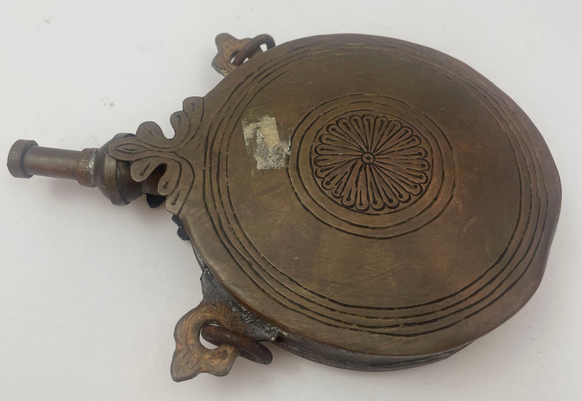 Antigua petaca bereber marroquí de latón años 20 en venta 2
