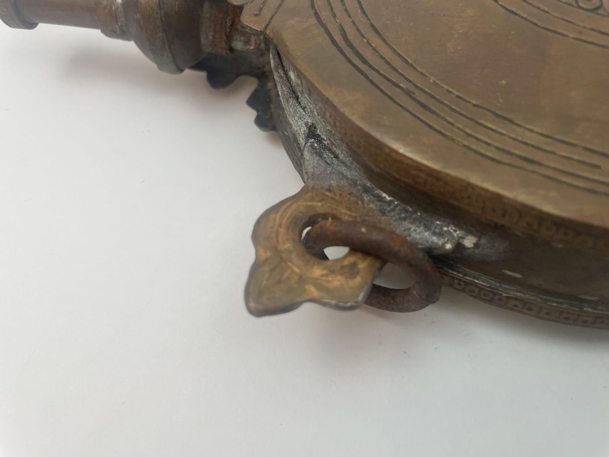 Antigua petaca bereber marroquí de latón años 20 en venta 4