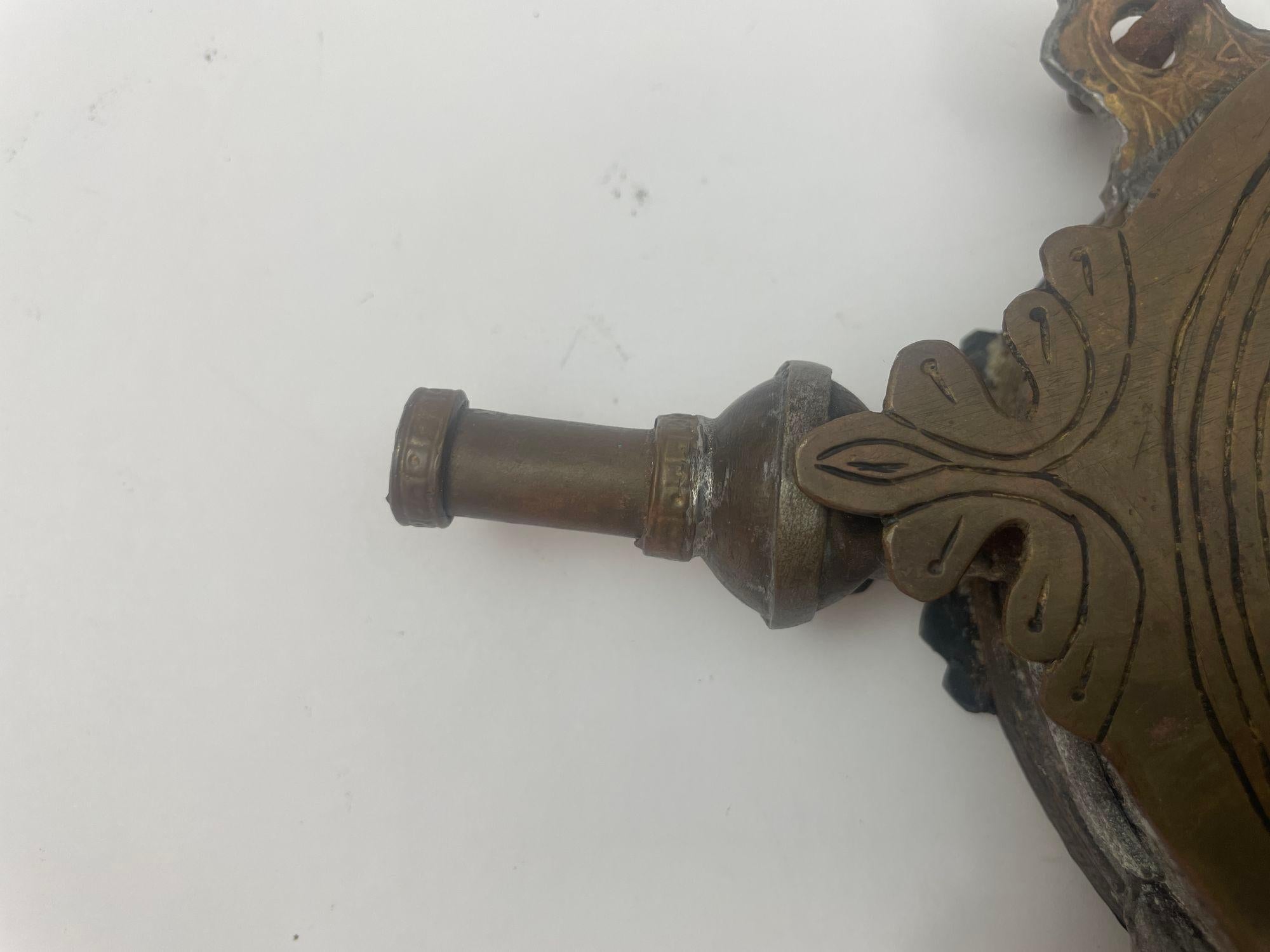 Antigua petaca bereber marroquí de latón años 20 en venta 5