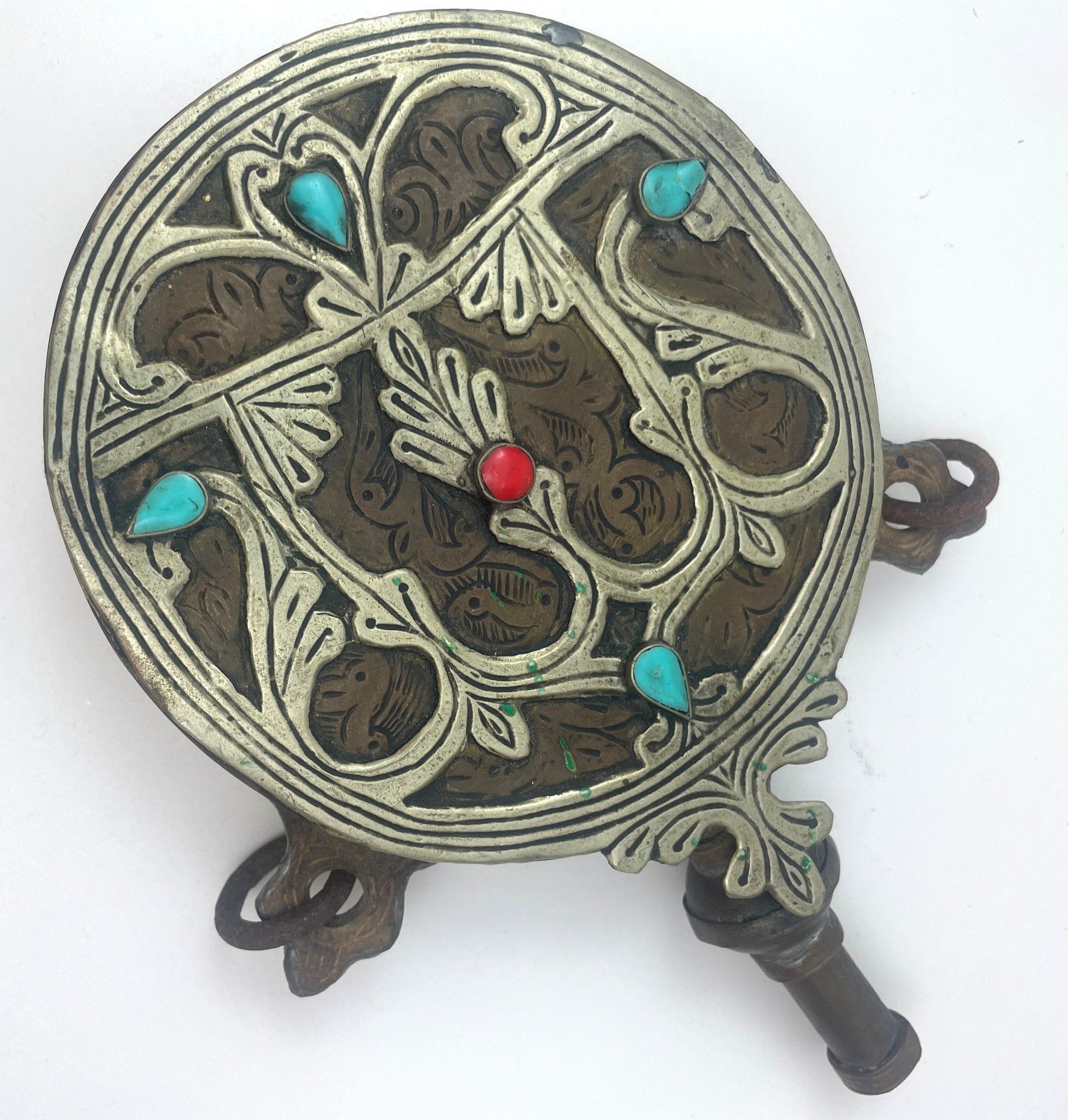 Descubre un tesoro intemporal con este Polvorín Islámico Árabe Antiguo, una auténtica obra maestra del Marruecos de los años veinte.
Hecha a mano con meticuloso arte, esta exquisita pieza combina un cuerpo de latón con decoraciones de metal plateado
