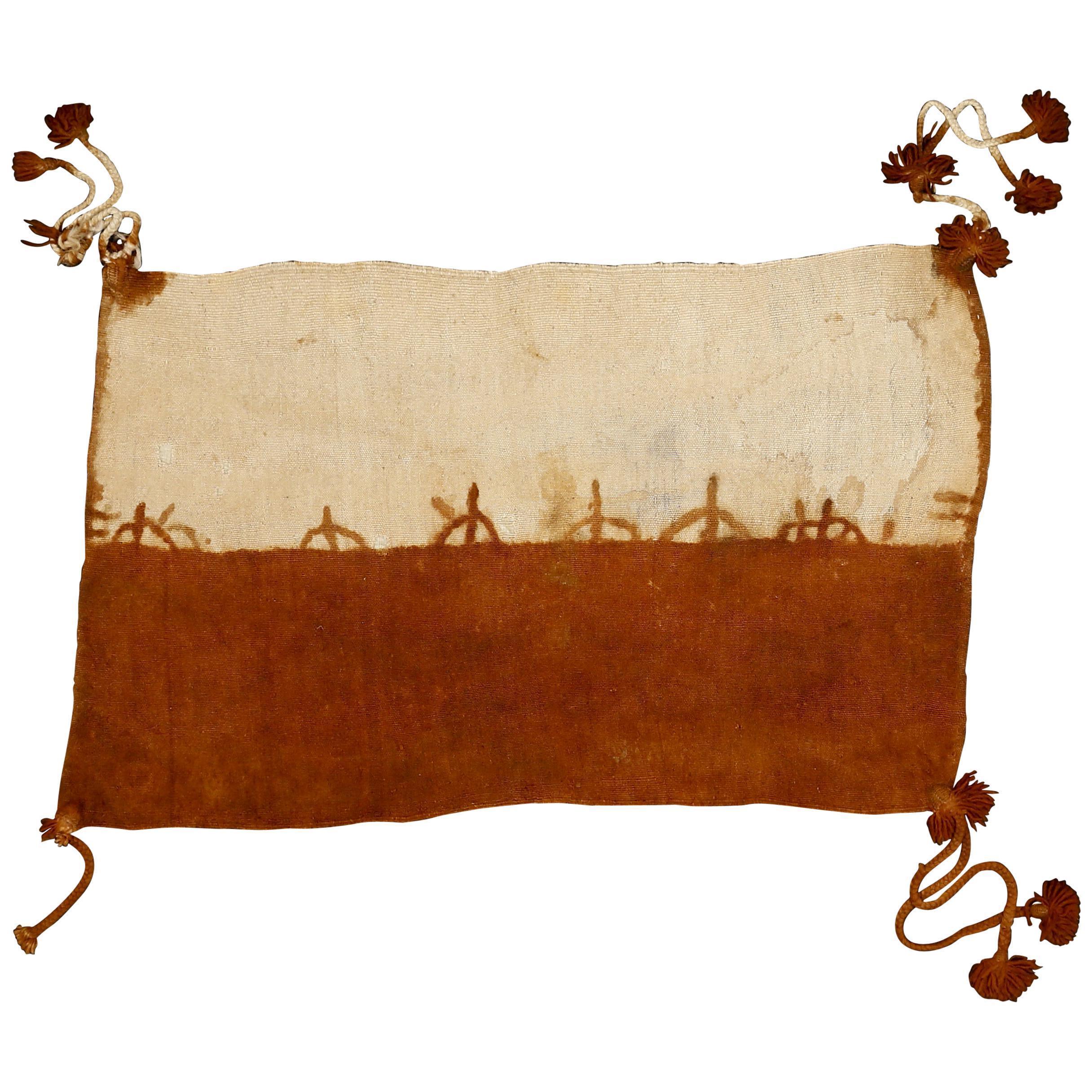 Antiker marokkanischer Berber Henna-Dyed-Frauen-Zeremonienbezug aus Berber mit Graffiti-Motiven