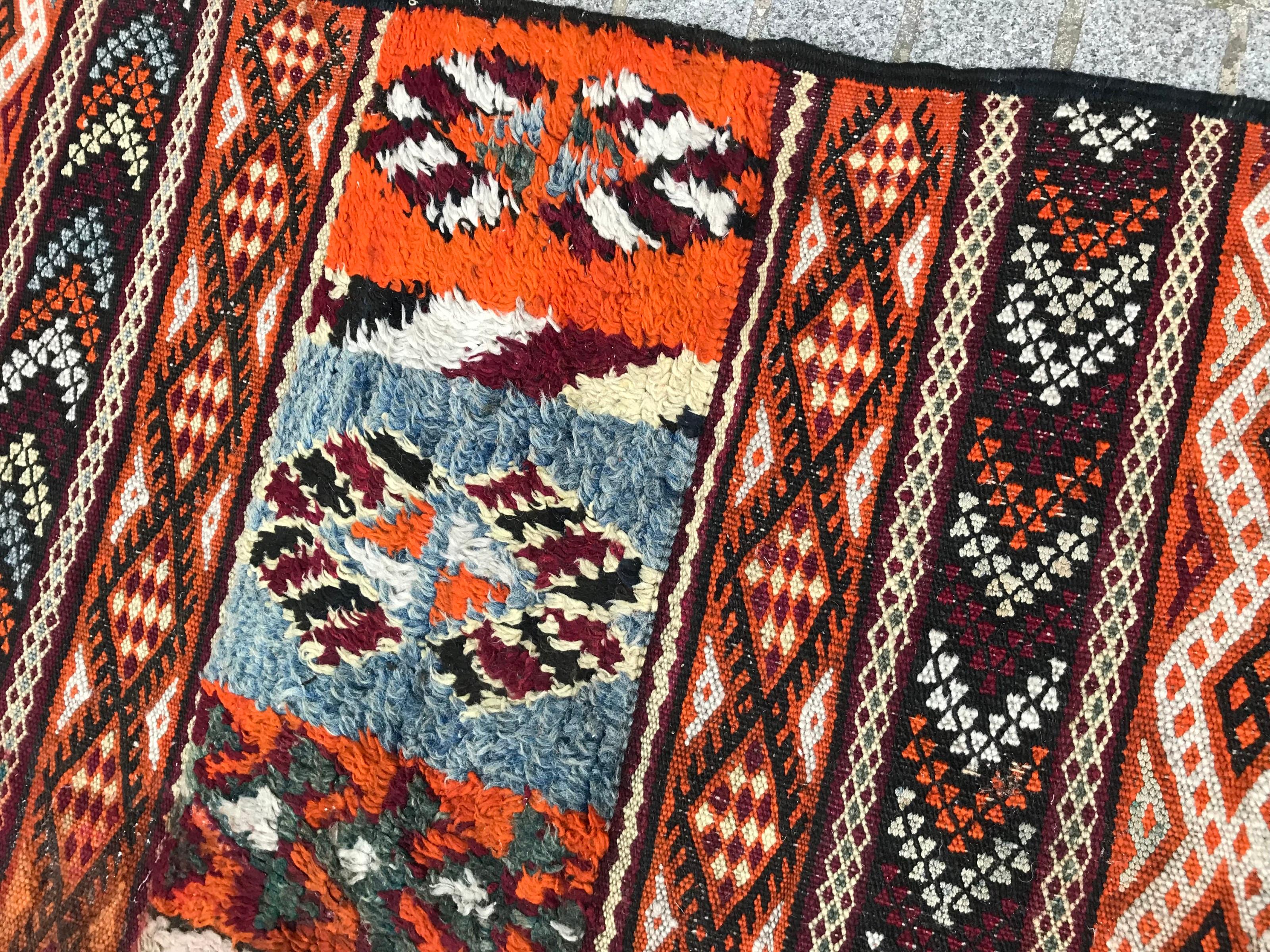 Antique Moroccan Berber Kilim Rug In Fair Condition For Sale In Saint Ouen, FR