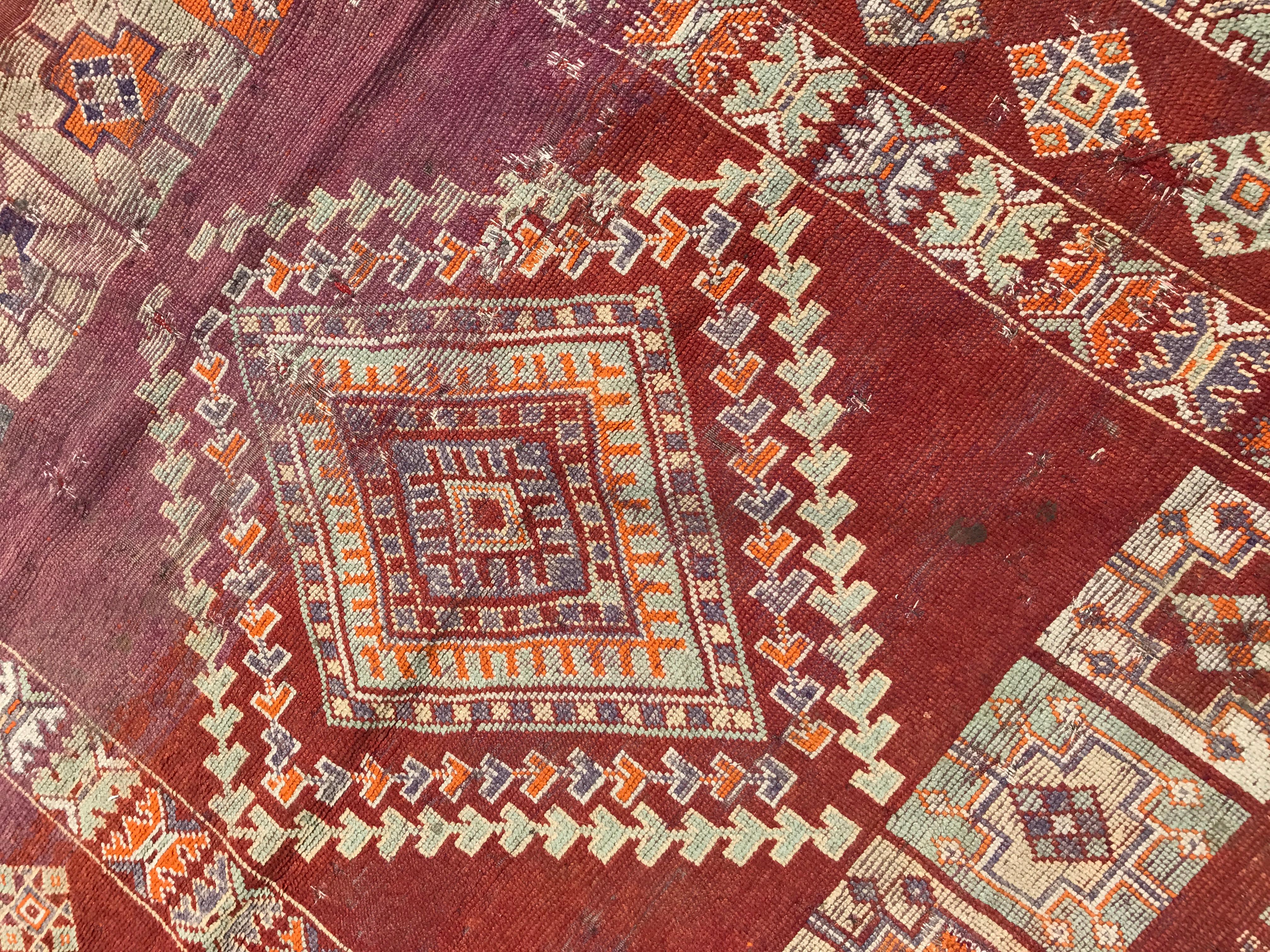 Antique Moroccan Berbere Tribal Long Rug In Distressed Condition In Saint Ouen, FR