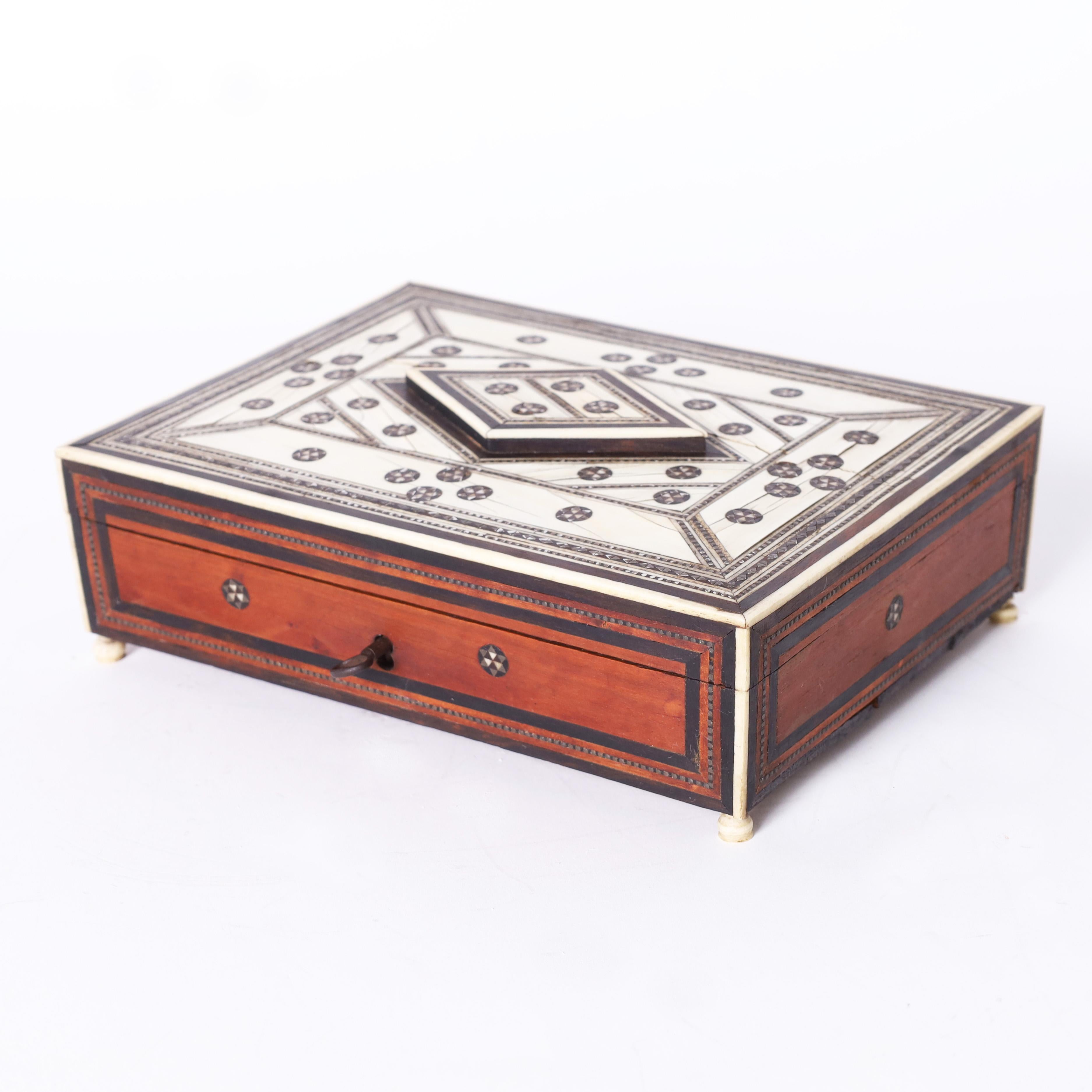 Impresionante costurero marroquí antiguo con tapa, fabricado artesanalmente en nogal, con tapa de hueso con incrustaciones de ébano y marquetería sobre una caja de marquetería con un interior extraordinariamente completo, que conserva los adornos