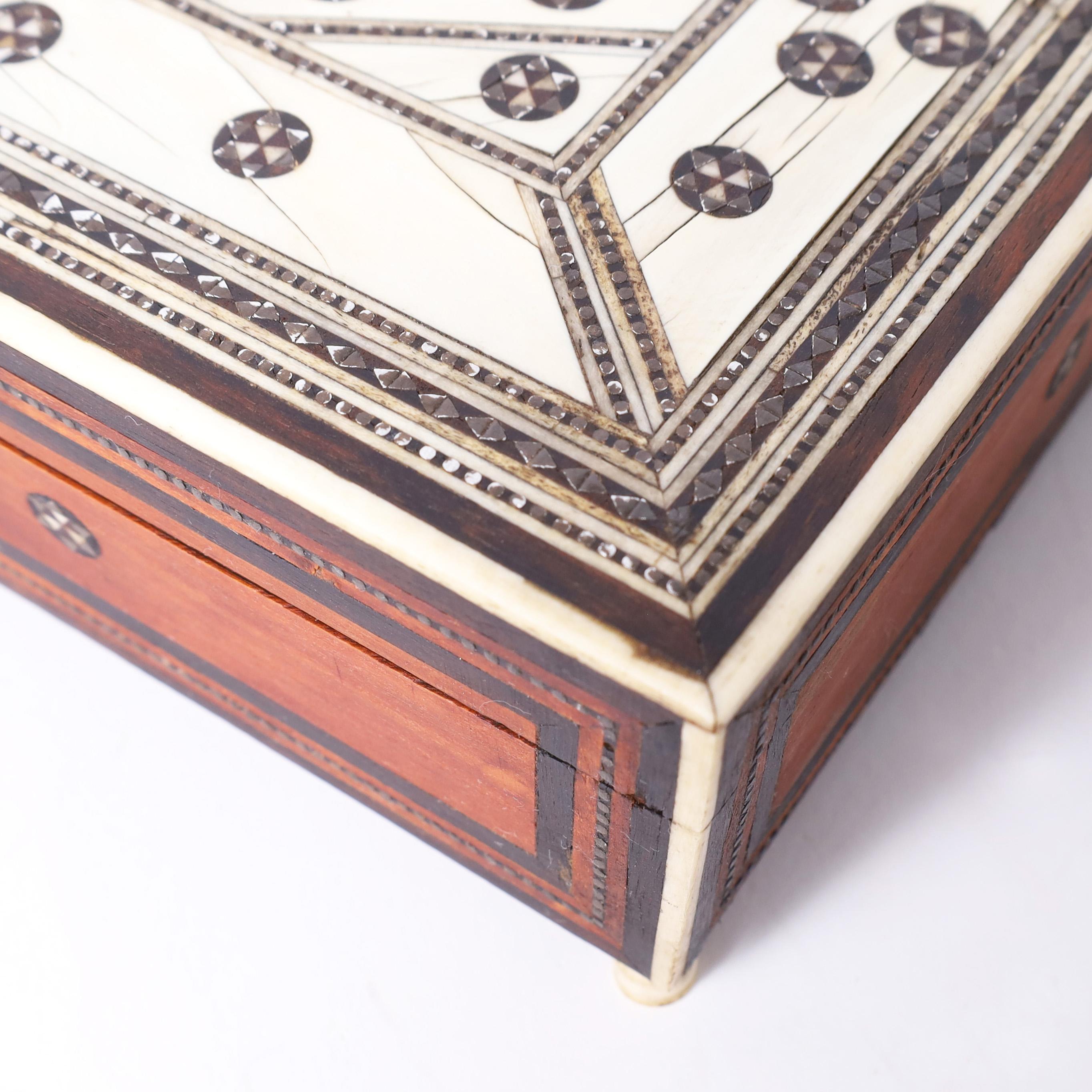 Costurero marroquí antiguo de hueso y madera Morisco en venta