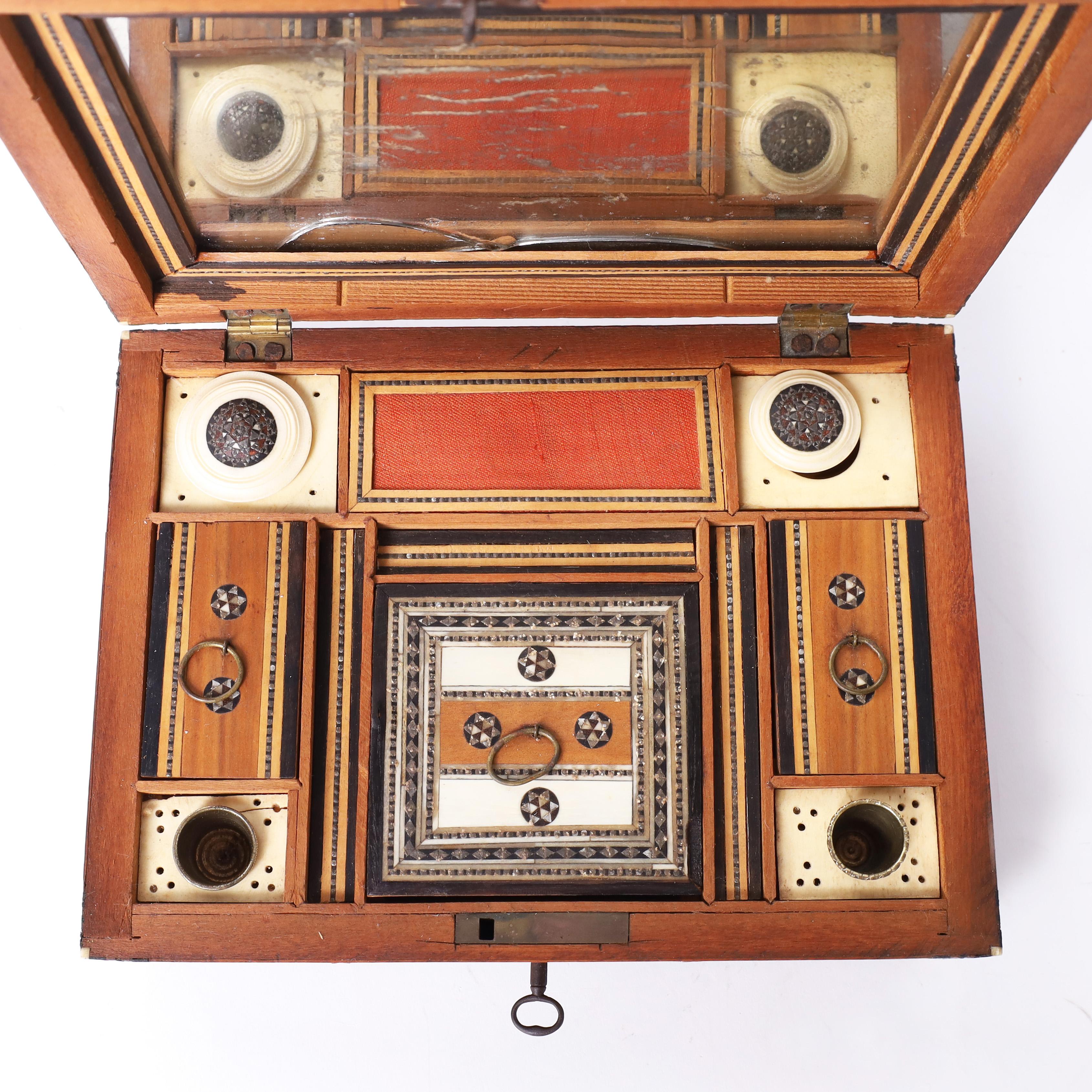 Costurero marroquí antiguo de hueso y madera Hecho a mano en venta