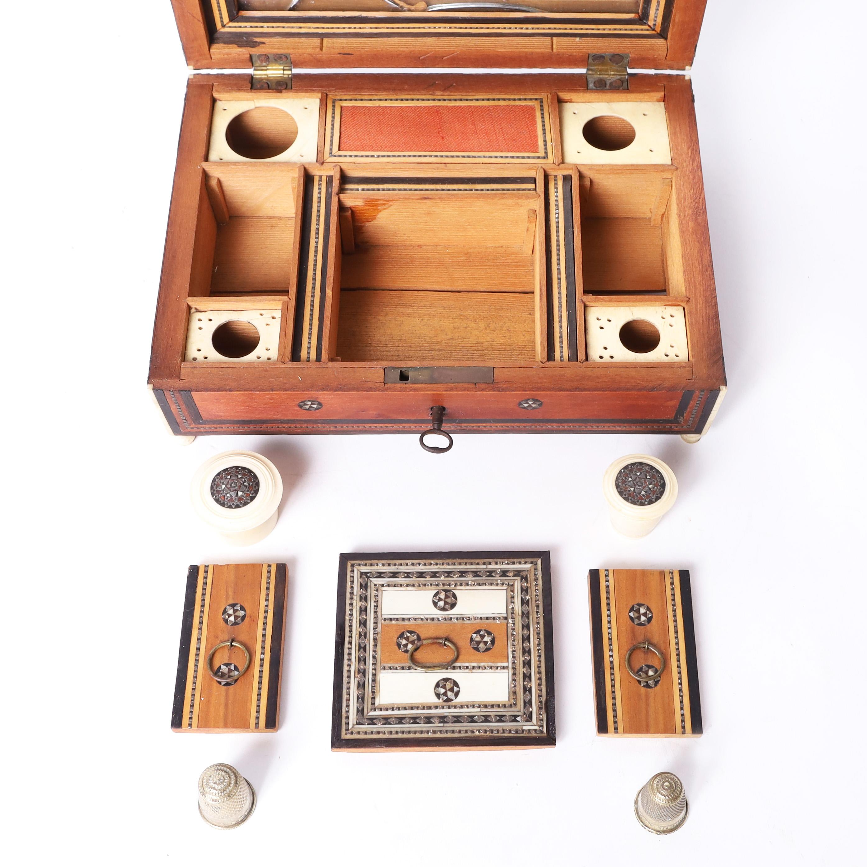 Costurero marroquí antiguo de hueso y madera en Bueno estado para la venta en Palm Beach, FL