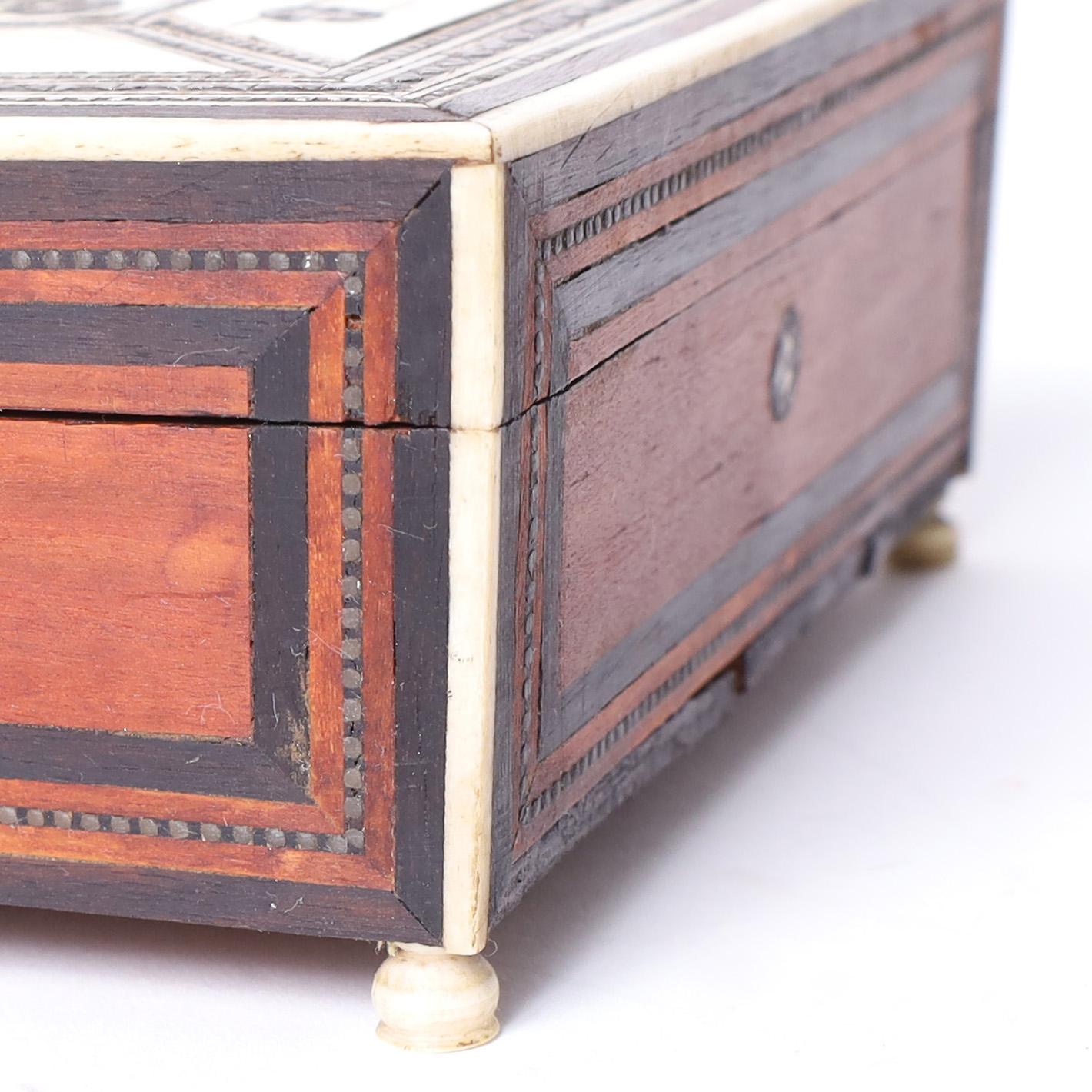 Costurero marroquí antiguo de hueso y madera siglo XX en venta