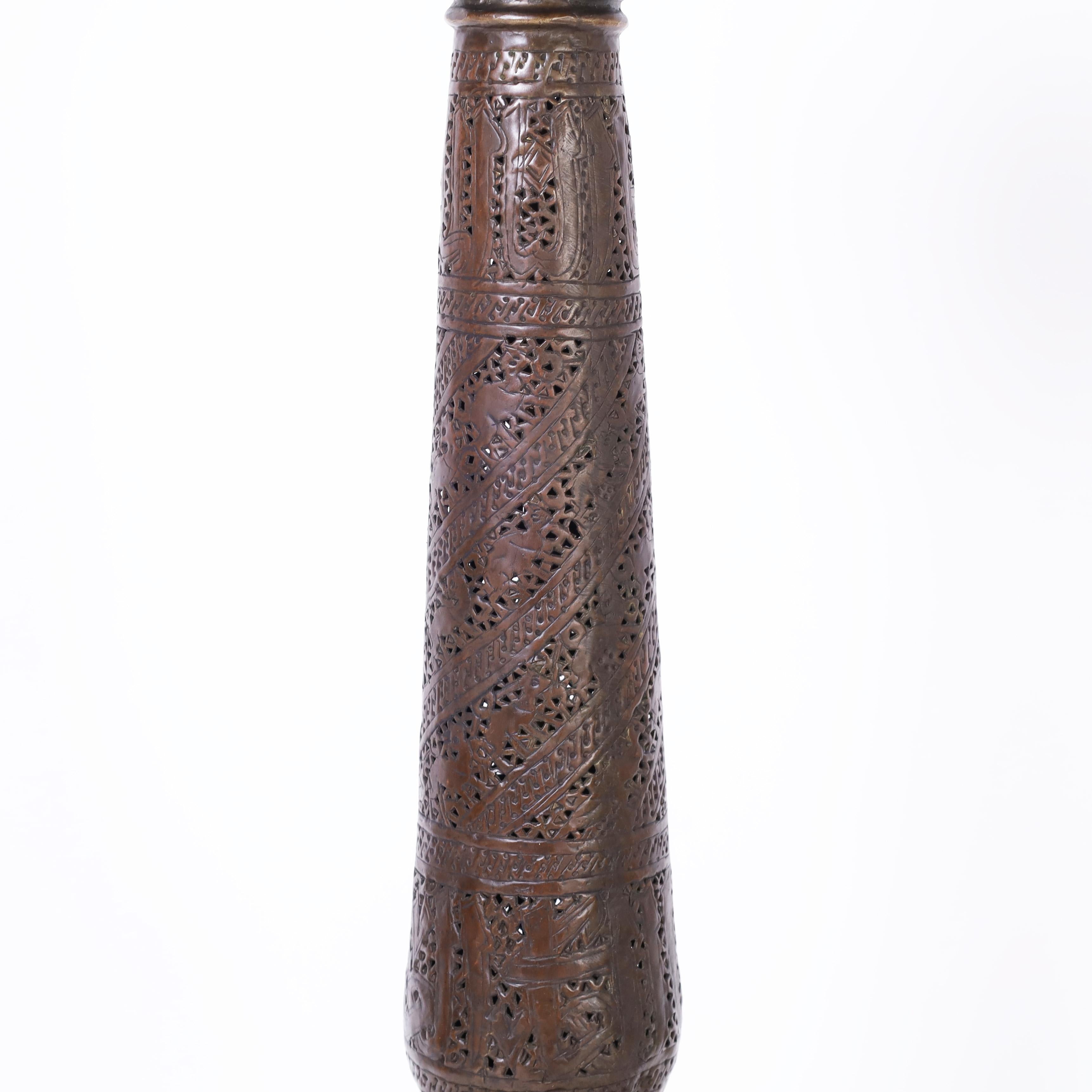 Antike marokkanische Stehlampe aus Messing und Buntglas (Marokkanisch) im Angebot