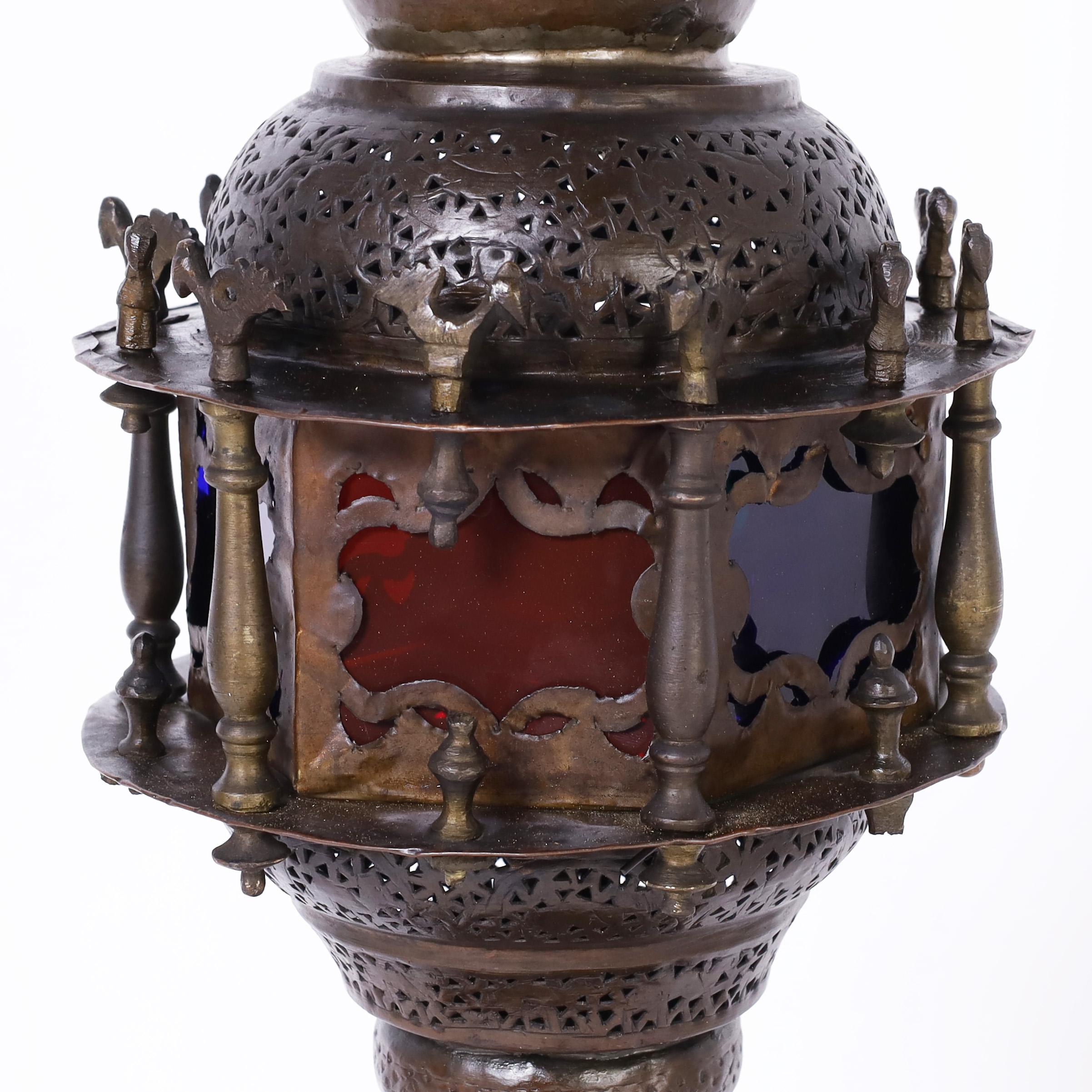 Antike marokkanische Stehlampe aus Messing und Buntglas (Handgefertigt) im Angebot