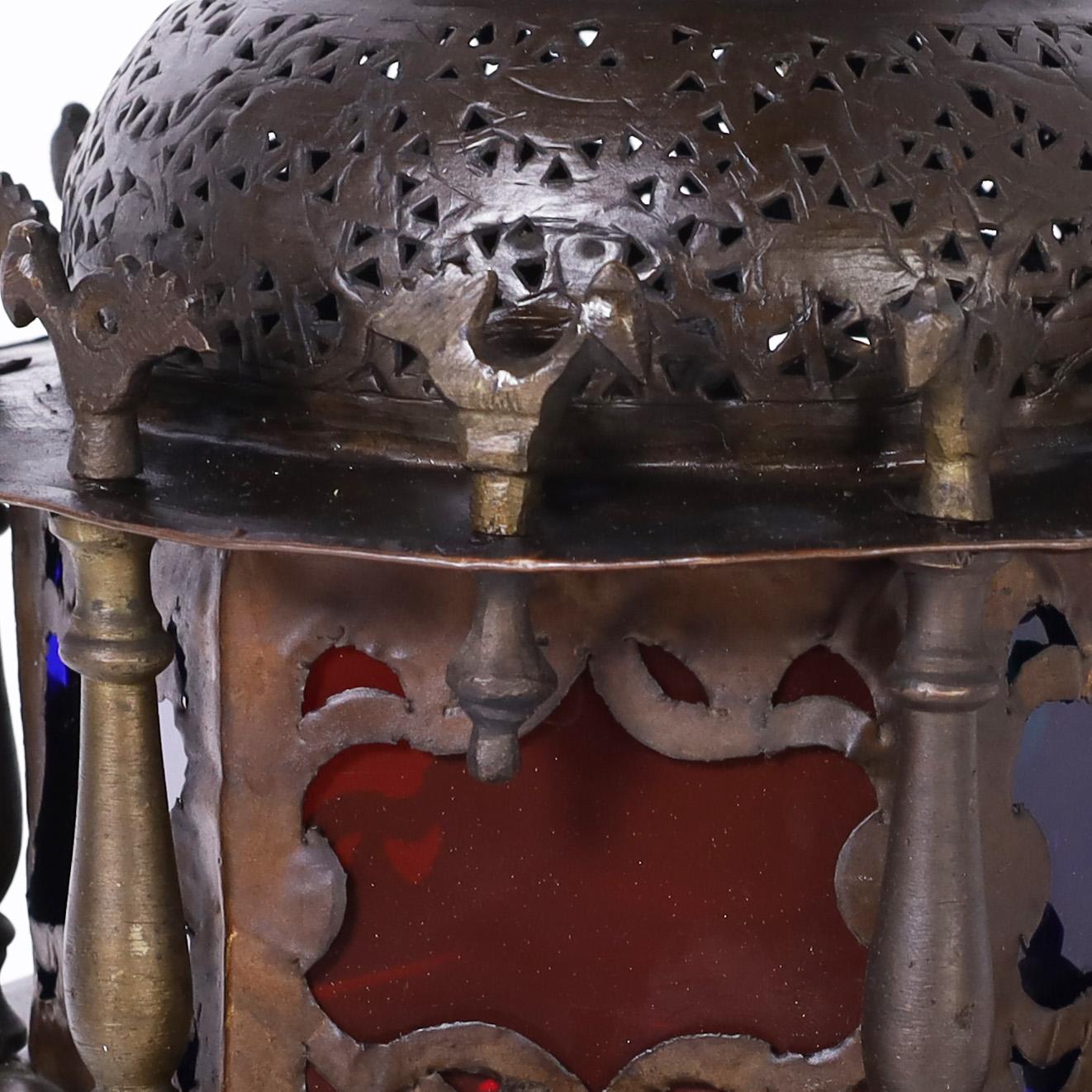 Antike marokkanische Stehlampe aus Messing und Buntglas im Zustand „Gut“ im Angebot in Palm Beach, FL