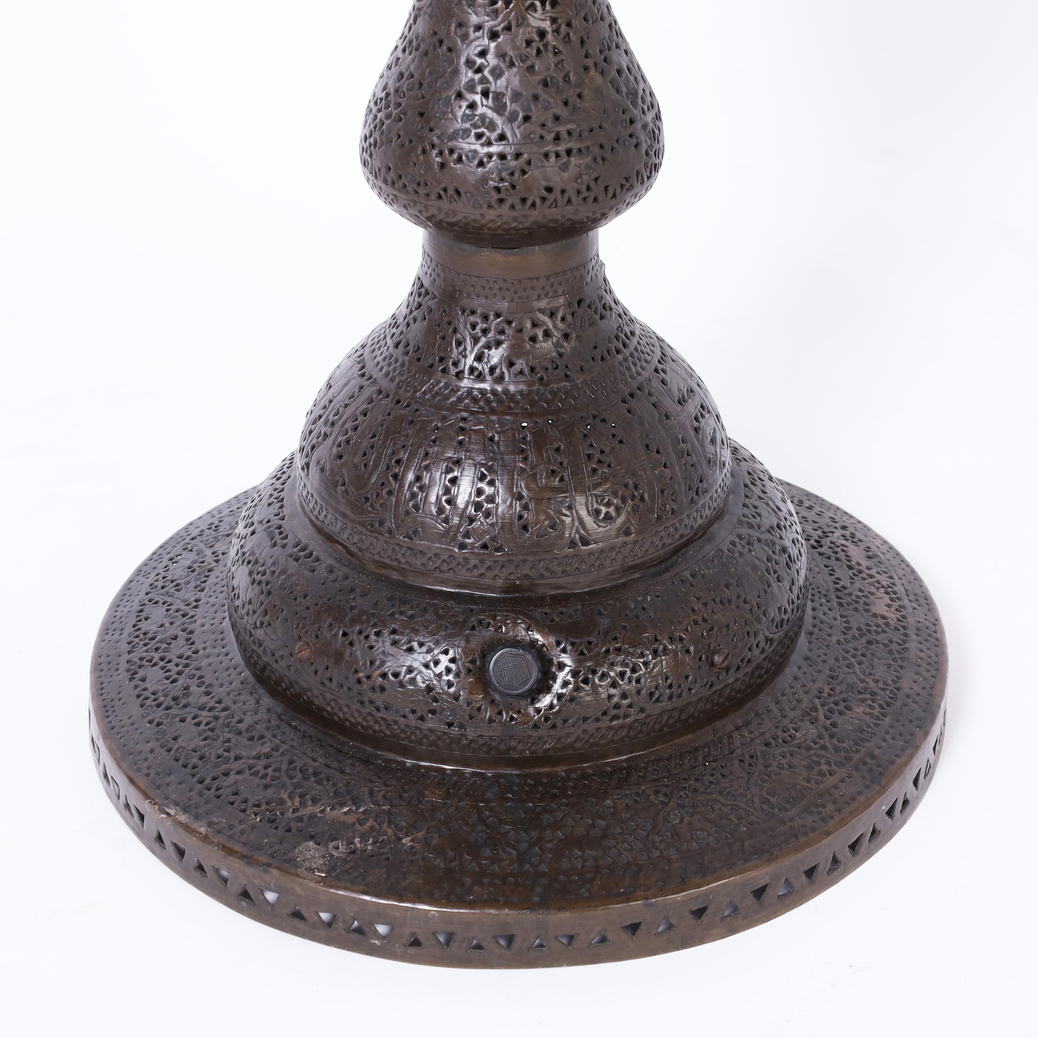 Antike marokkanische Stehlampe aus Messing und Buntglas (20. Jahrhundert) im Angebot
