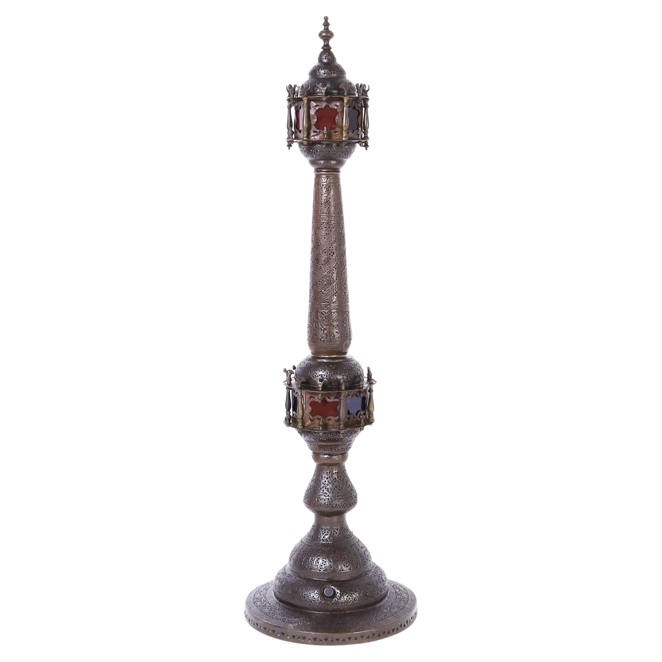 Antike marokkanische Stehlampe aus Messing und Buntglas im Angebot