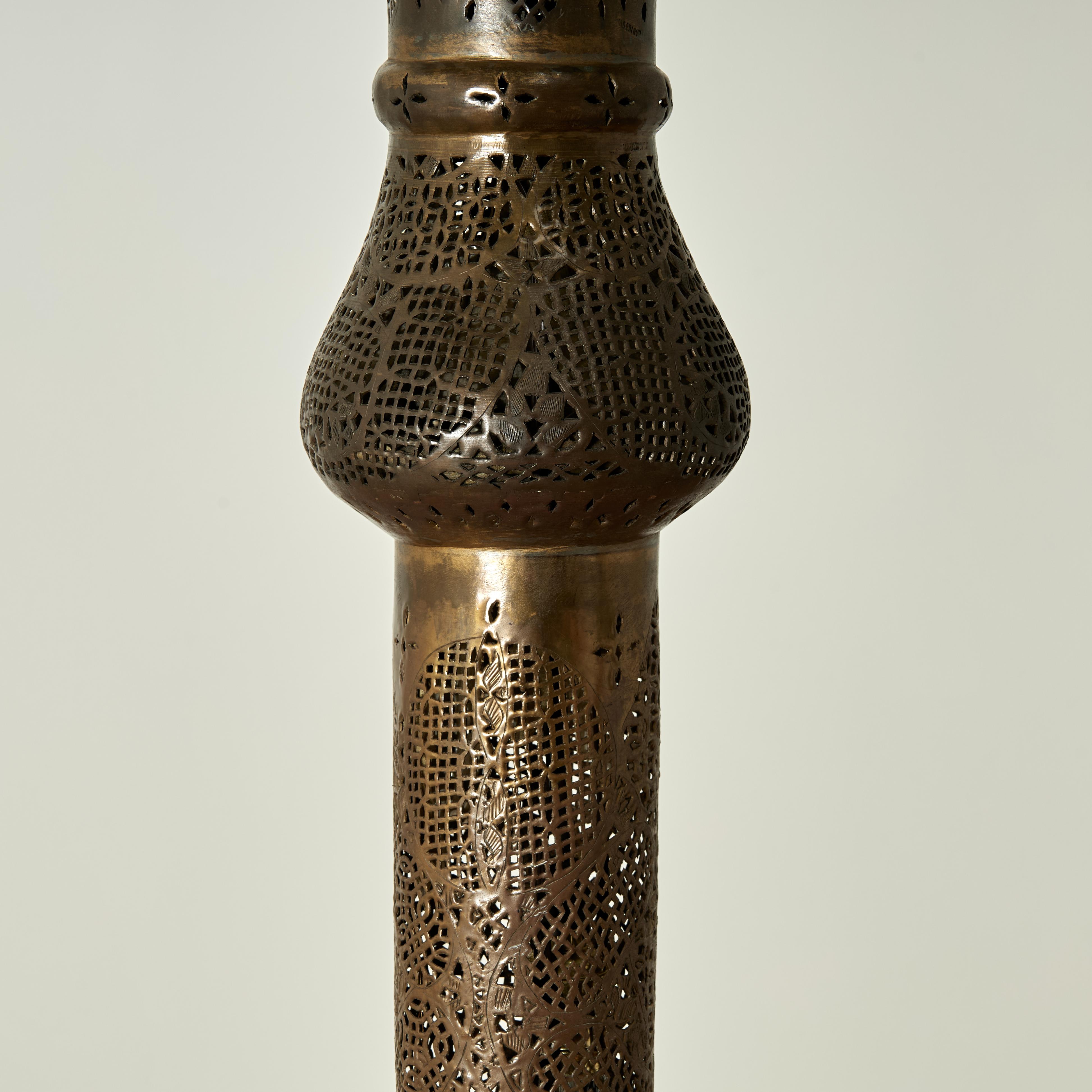 Lampadaire marocain antique en laiton Bon état - En vente à Palm Beach, FL