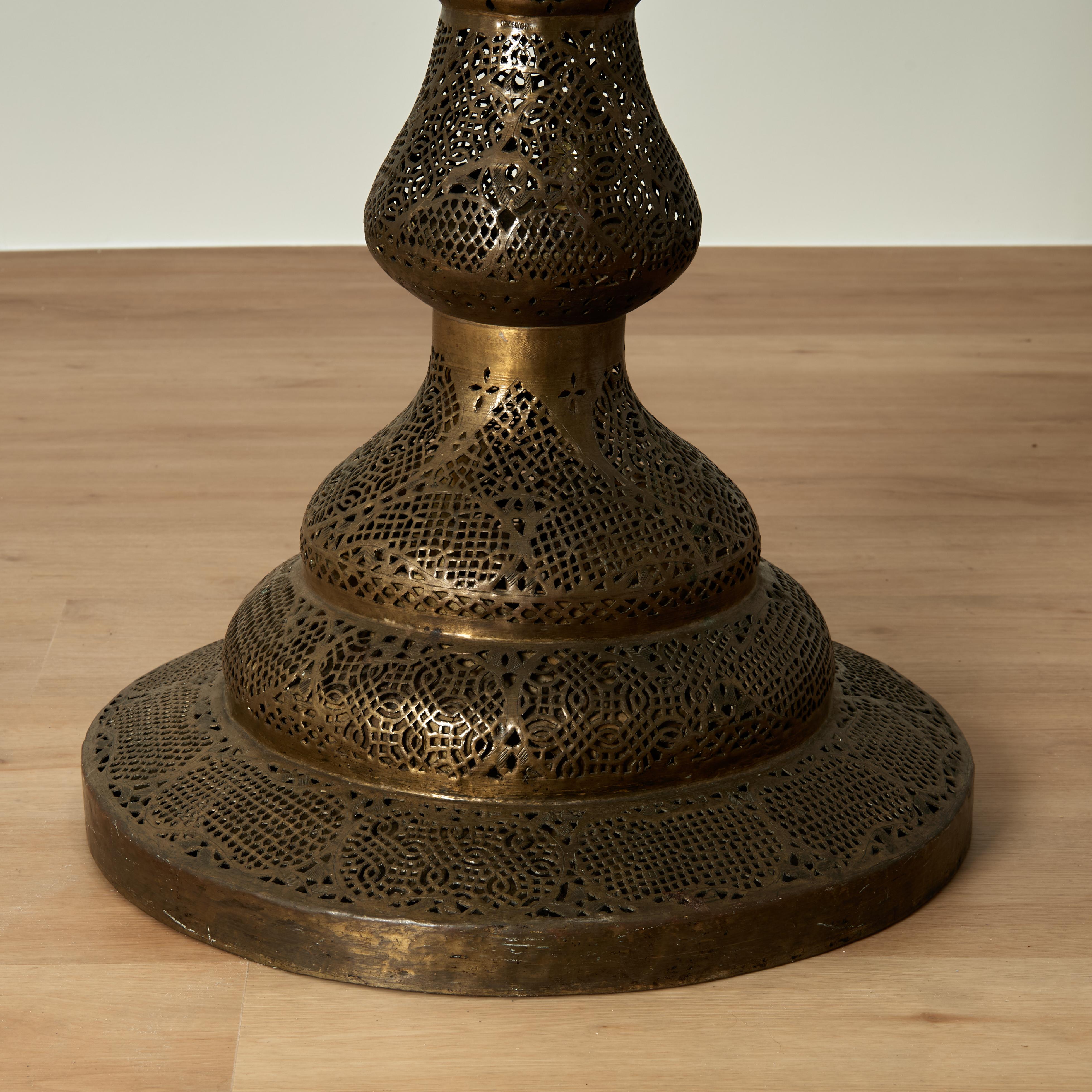 Laiton Lampadaire marocain antique en laiton en vente