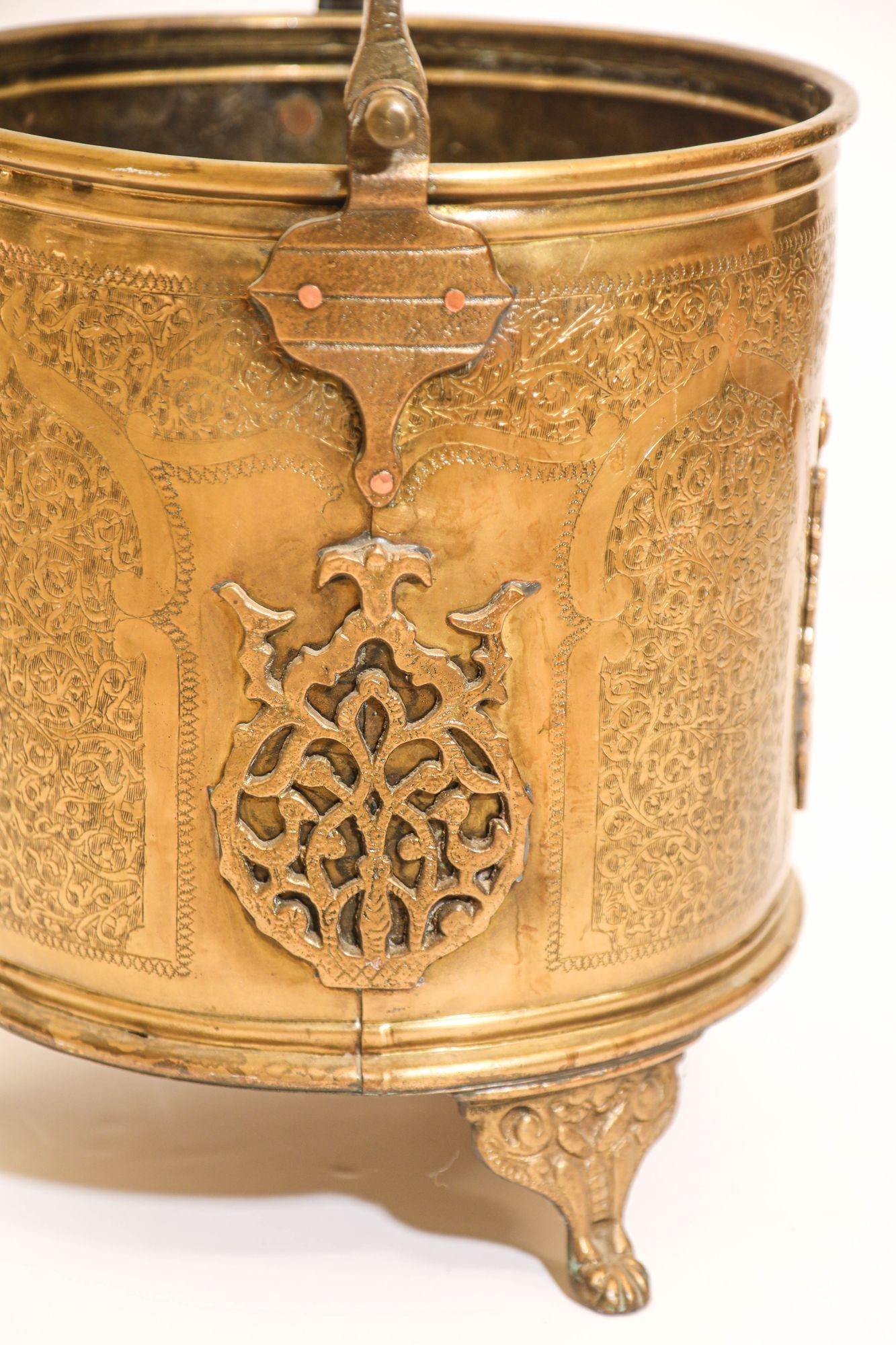 Ancienne jardinière marocaine à pieds en laiton, ferronnerie islamique mauresque en vente 4