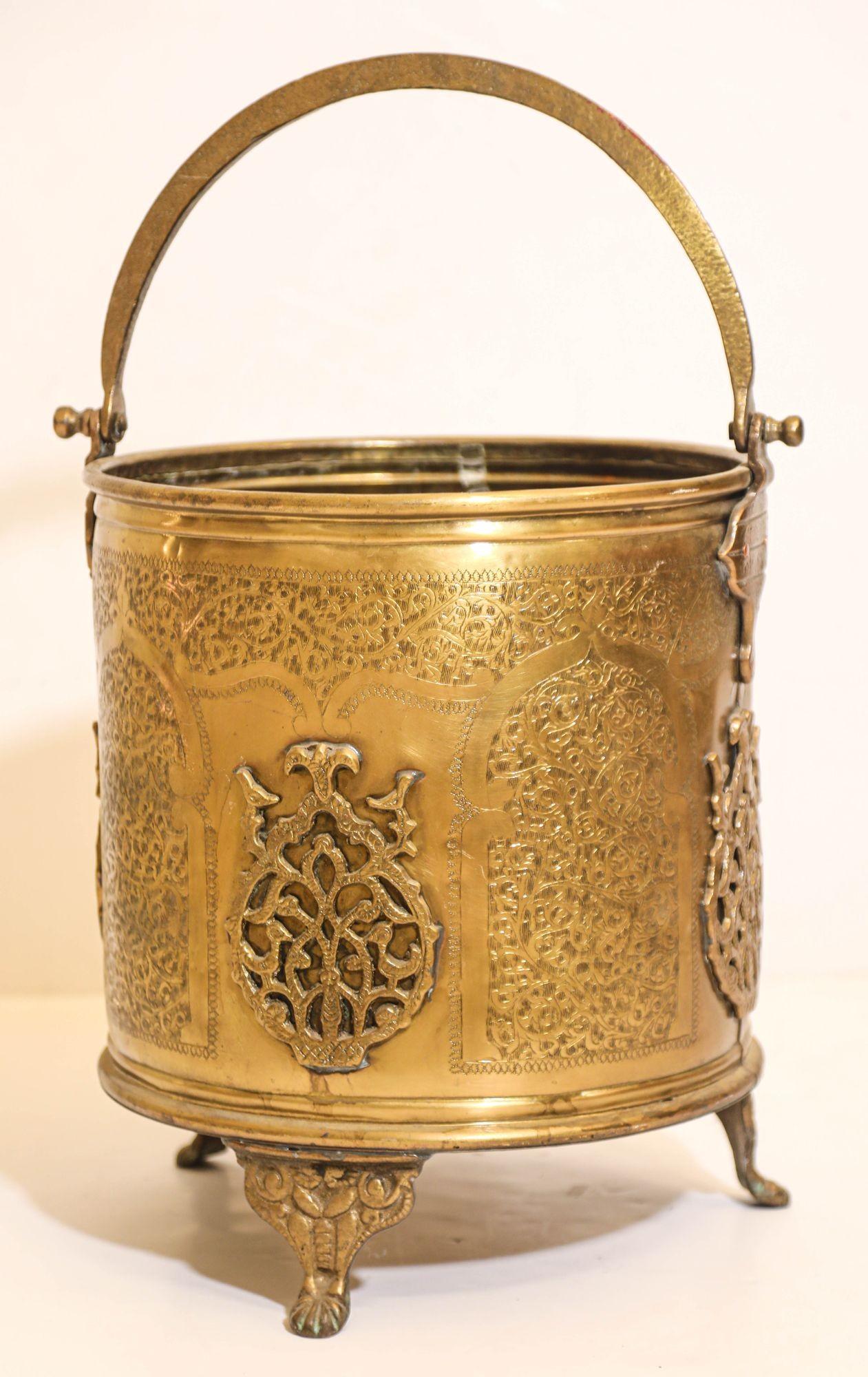 Ancienne jardinière marocaine à pieds en laiton, ferronnerie islamique mauresque en vente 7