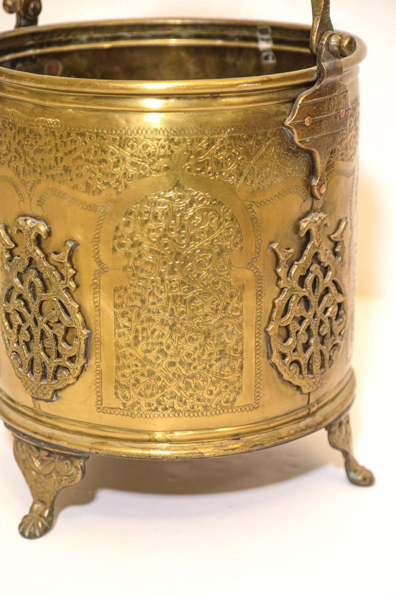 Islamique Ancienne jardinière marocaine à pieds en laiton, ferronnerie islamique mauresque en vente