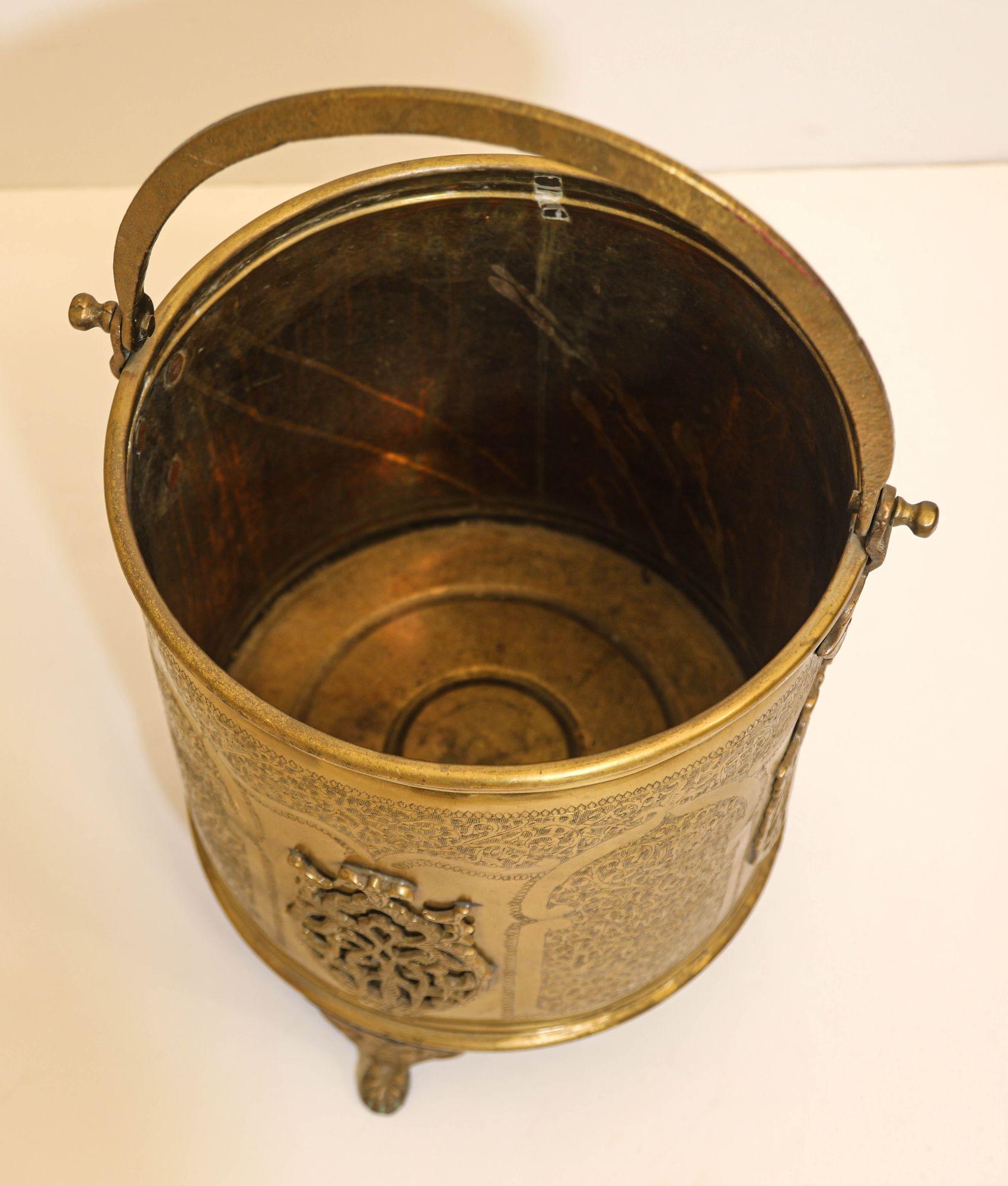 Marocain Ancienne jardinière marocaine à pieds en laiton, ferronnerie islamique mauresque en vente