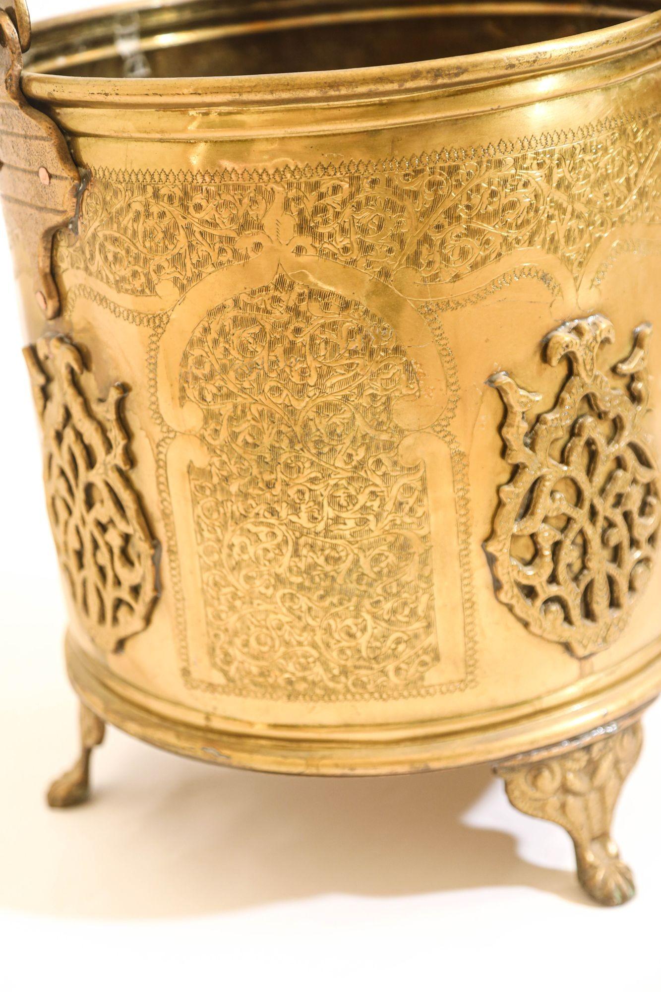 Ancienne jardinière marocaine à pieds en laiton, ferronnerie islamique mauresque Bon état - En vente à North Hollywood, CA