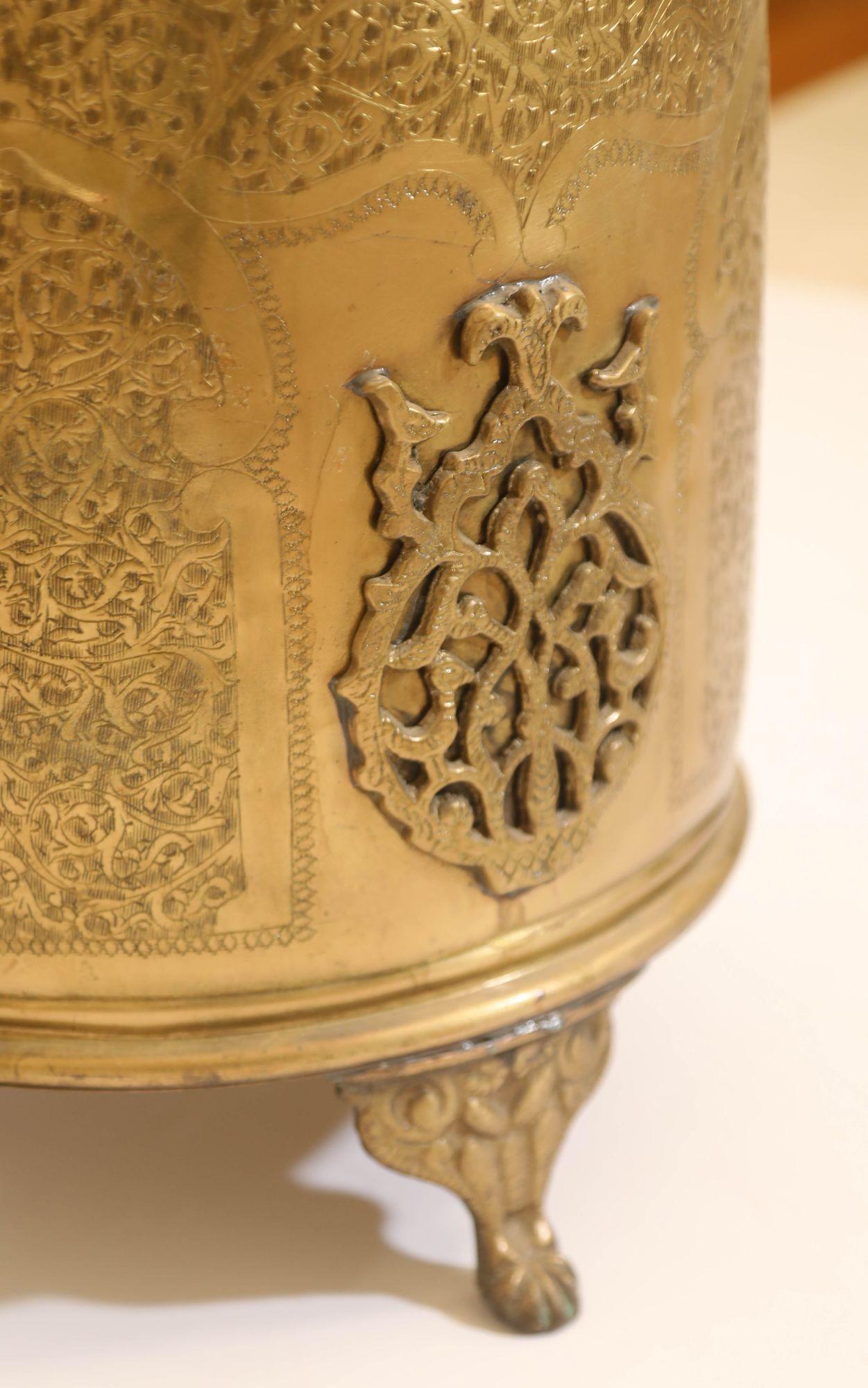 20ième siècle Ancienne jardinière marocaine à pieds en laiton, ferronnerie islamique mauresque en vente