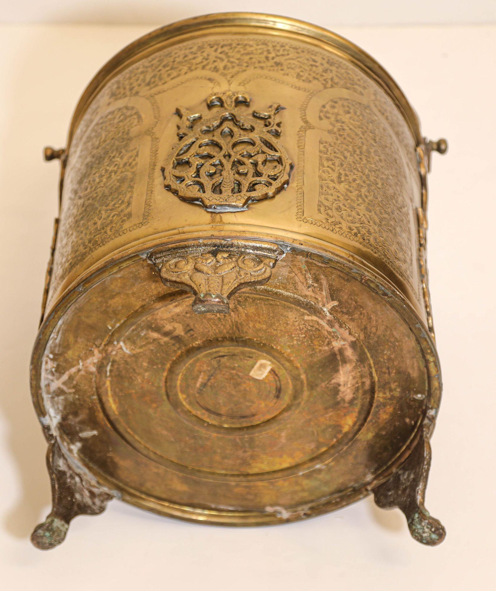Laiton Ancienne jardinière marocaine à pieds en laiton, ferronnerie islamique mauresque en vente