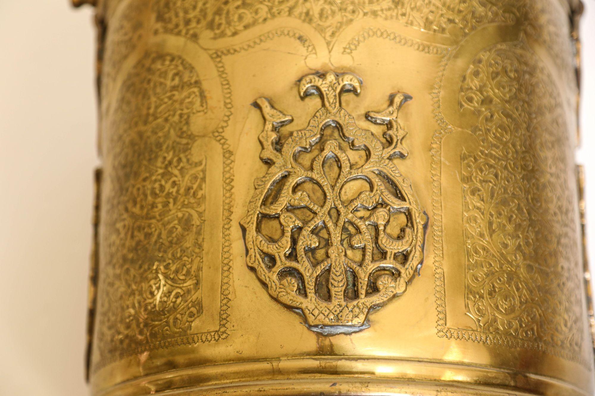 Ancienne jardinière marocaine à pieds en laiton, ferronnerie islamique mauresque en vente 1