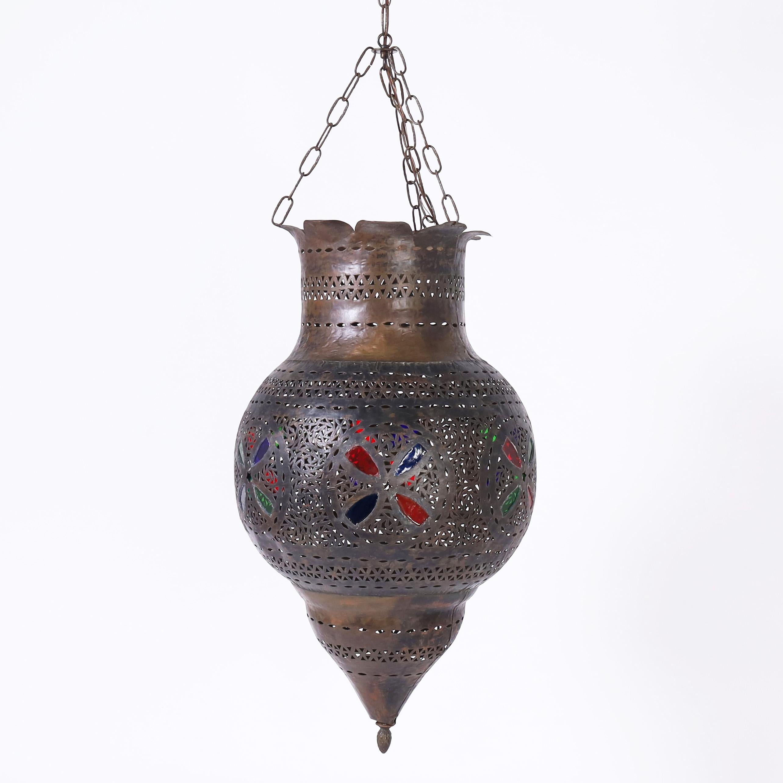 Charmante suspension marocaine antique, fabriquée à la main en laiton perforé, de forme classique, avec des motifs floraux en vitrail.