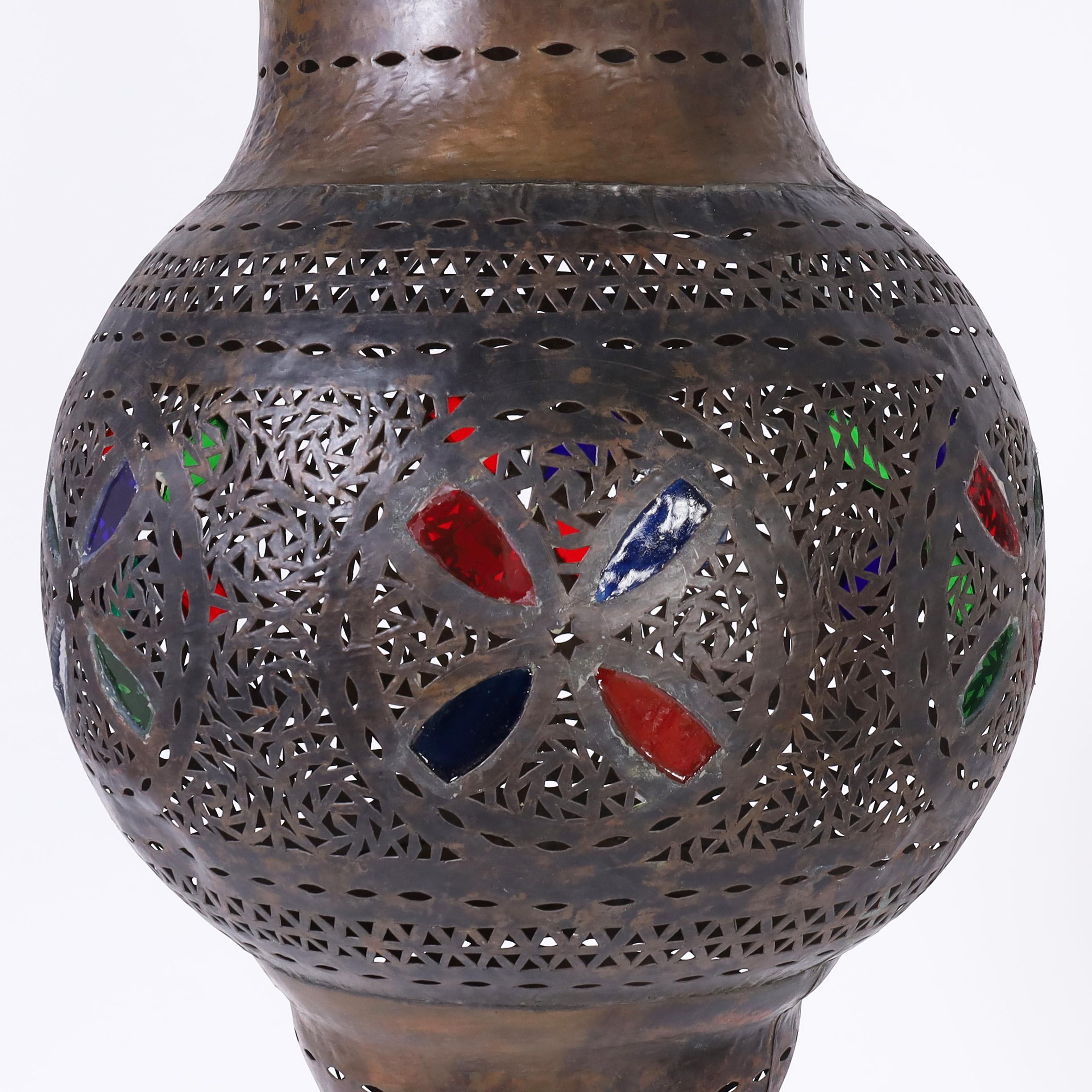 Marocain Lanterne ou luminaire marocain antique en laiton en vente