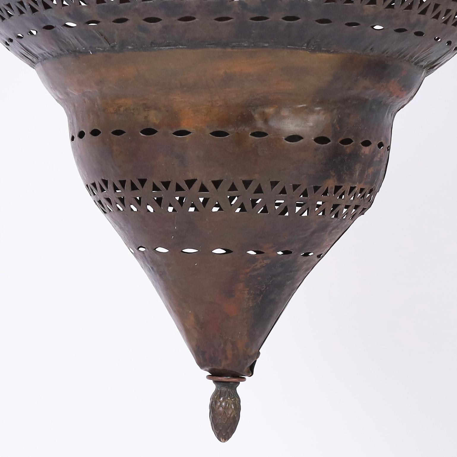 Lanterne ou luminaire marocain antique en laiton Bon état - En vente à Palm Beach, FL