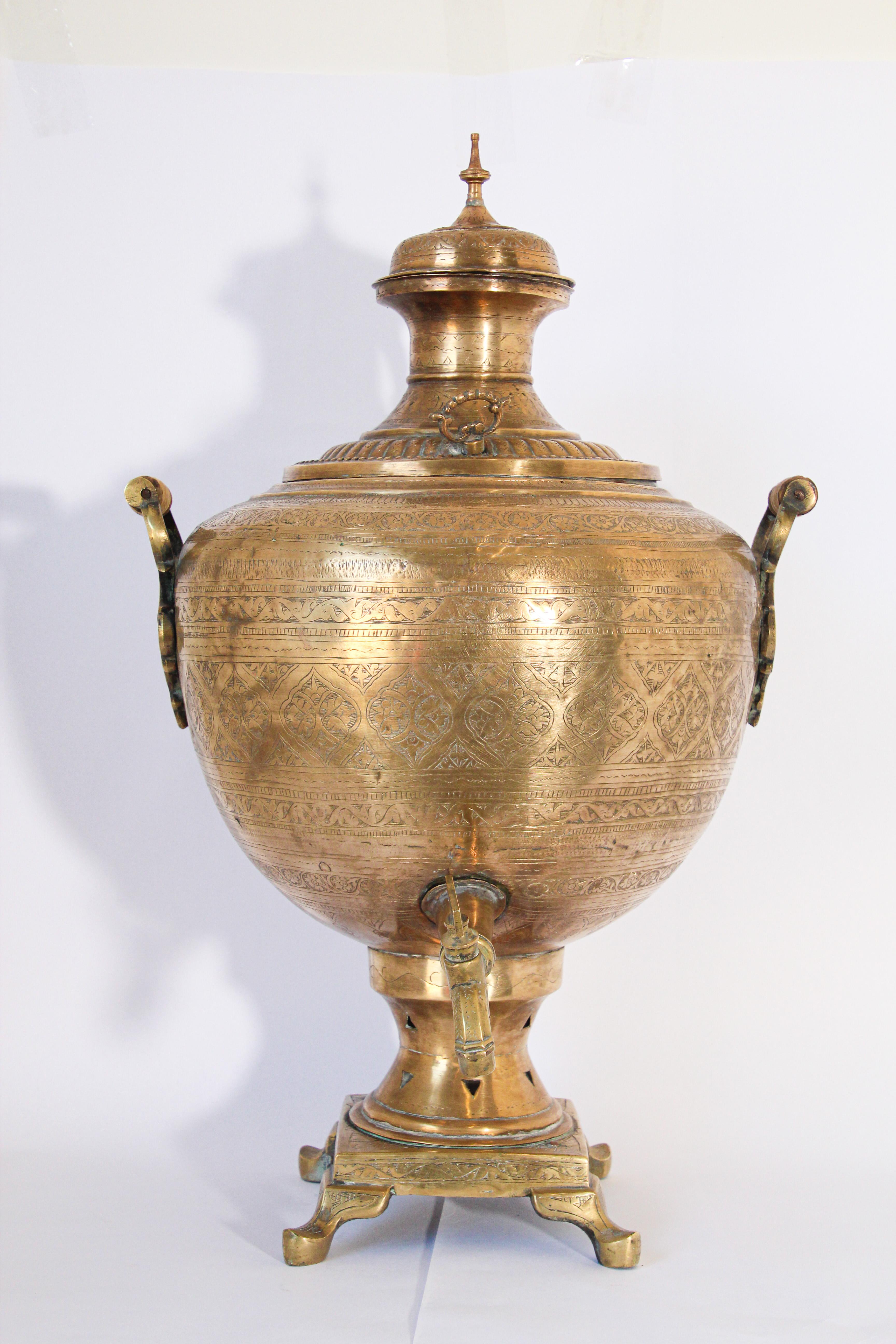 Samovar indien moghol ancien en laiton Bon état - En vente à North Hollywood, CA