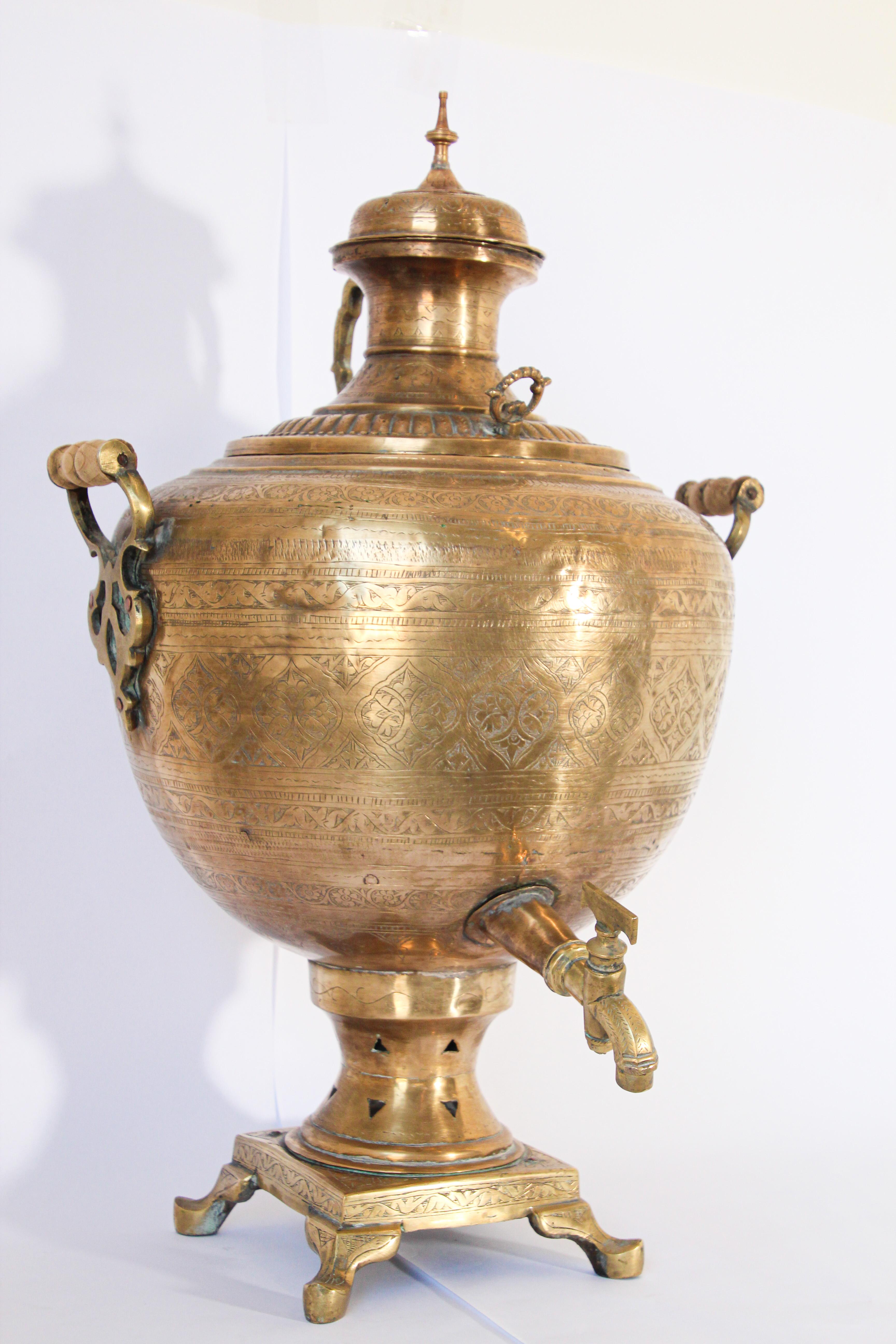 XIXe siècle Samovar indien moghol ancien en laiton en vente