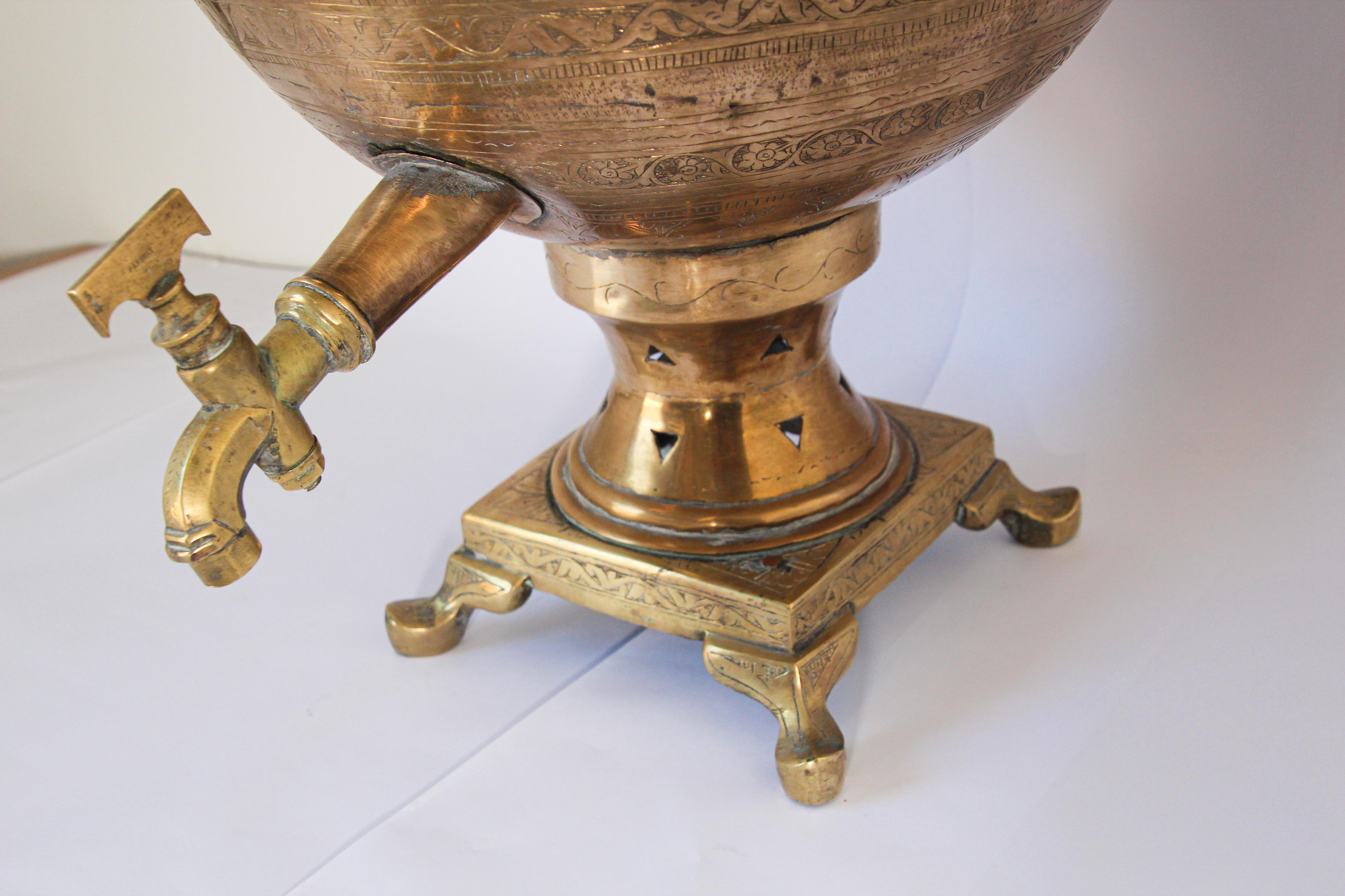 Samovar indien moghol ancien en laiton en vente 3