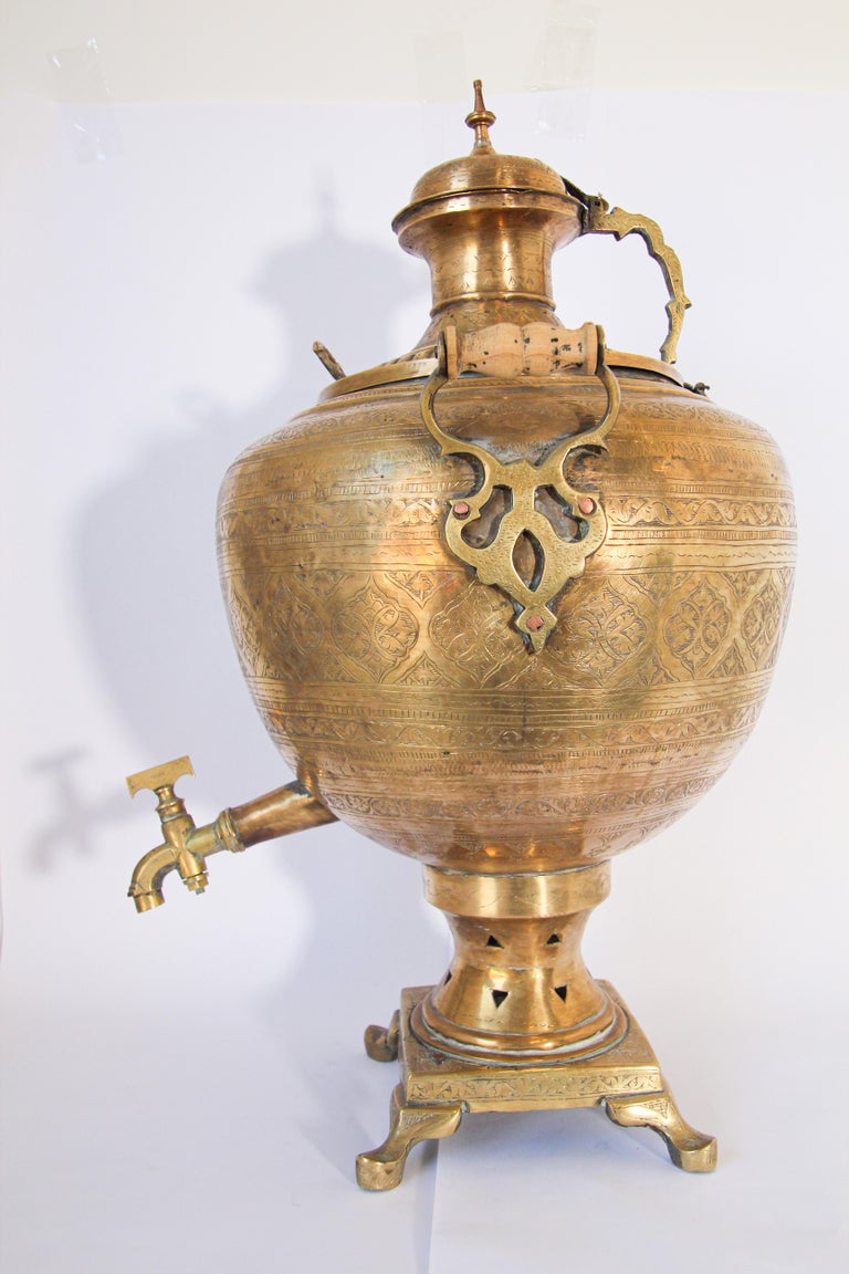 https://a.1stdibscdn.com/antique-moroccan-brass-samovar-for-sale-picture-6/f_9068/f_215669121606315660337/Moroccan_Arts_and_Crafts_Hand_Painted_Side_Table_19_master.jpg?width=768