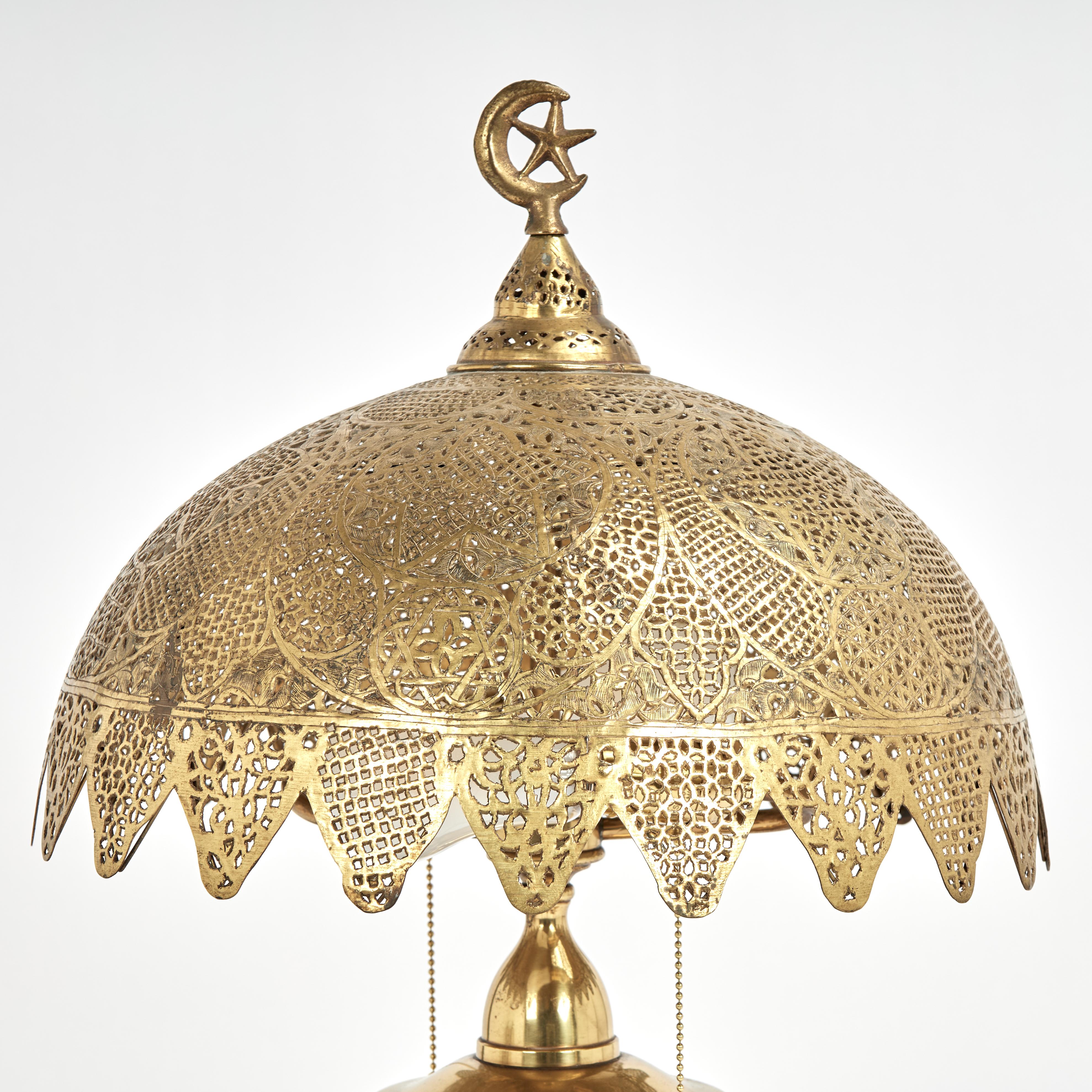 Mauresque Lampe à poser marocaine ancienne en laiton en vente