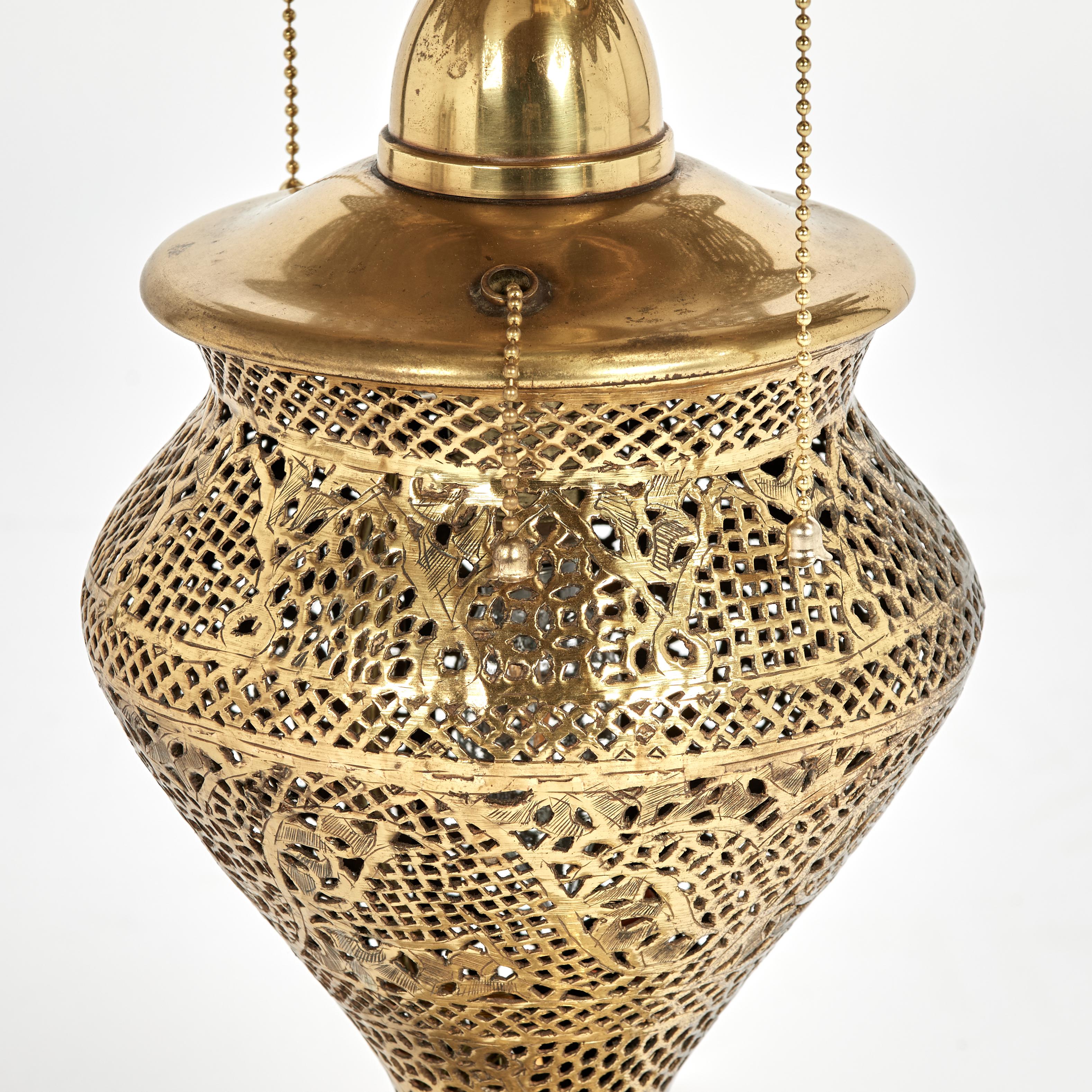 Marocain Lampe à poser marocaine ancienne en laiton en vente
