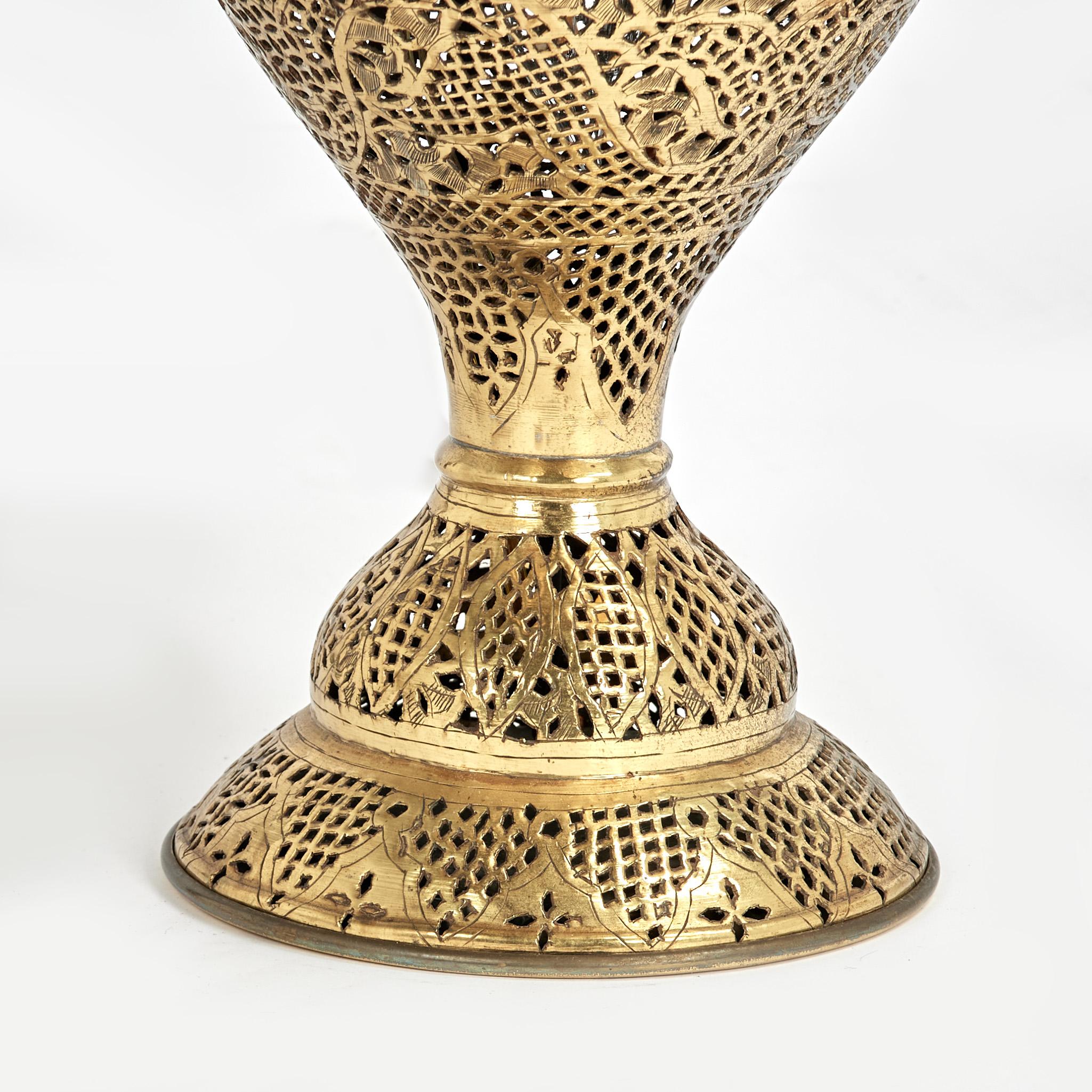 Fait main Lampe à poser marocaine ancienne en laiton en vente