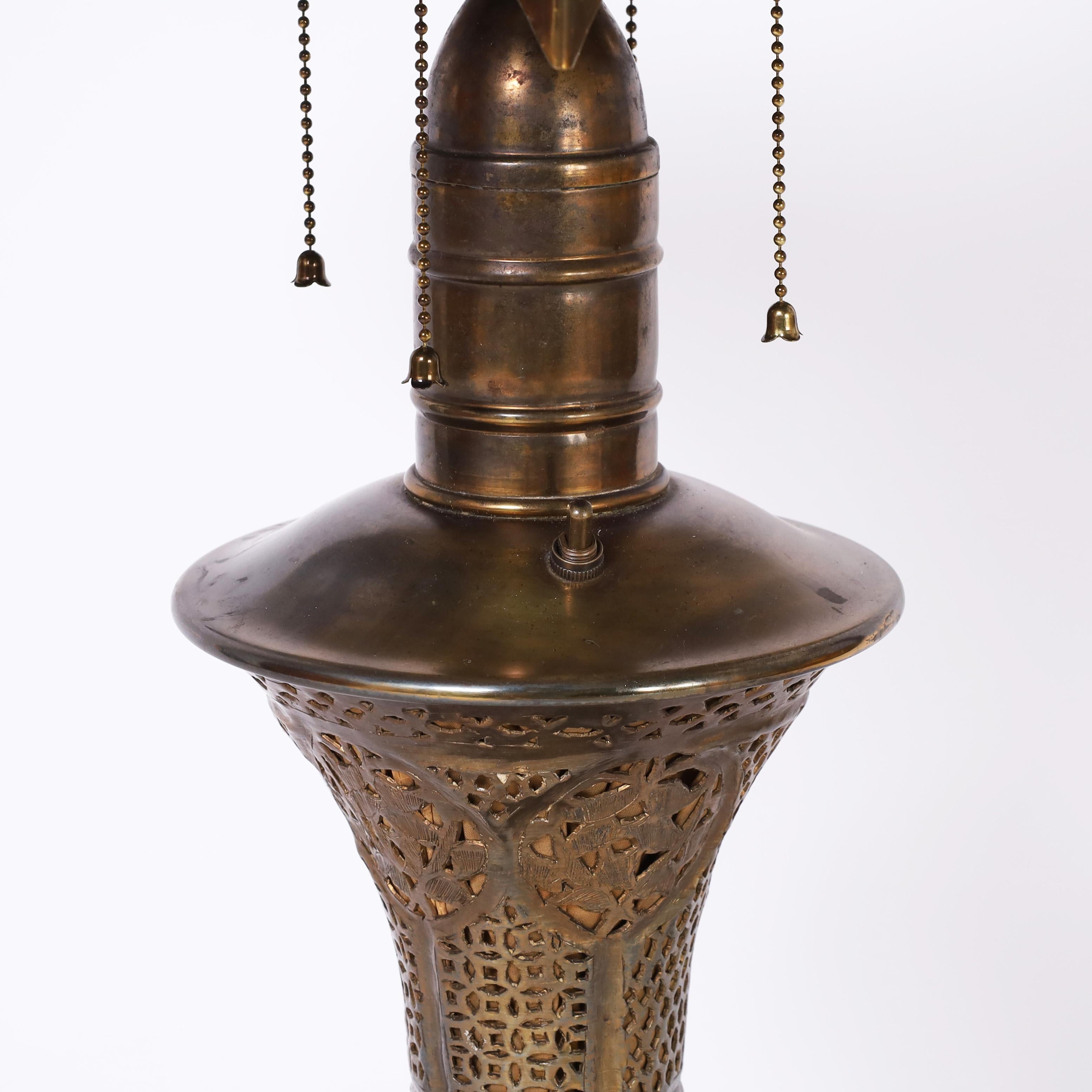 Lampada da tavolo antica in ottone marocchino In condizioni buone a Palm Beach, FL