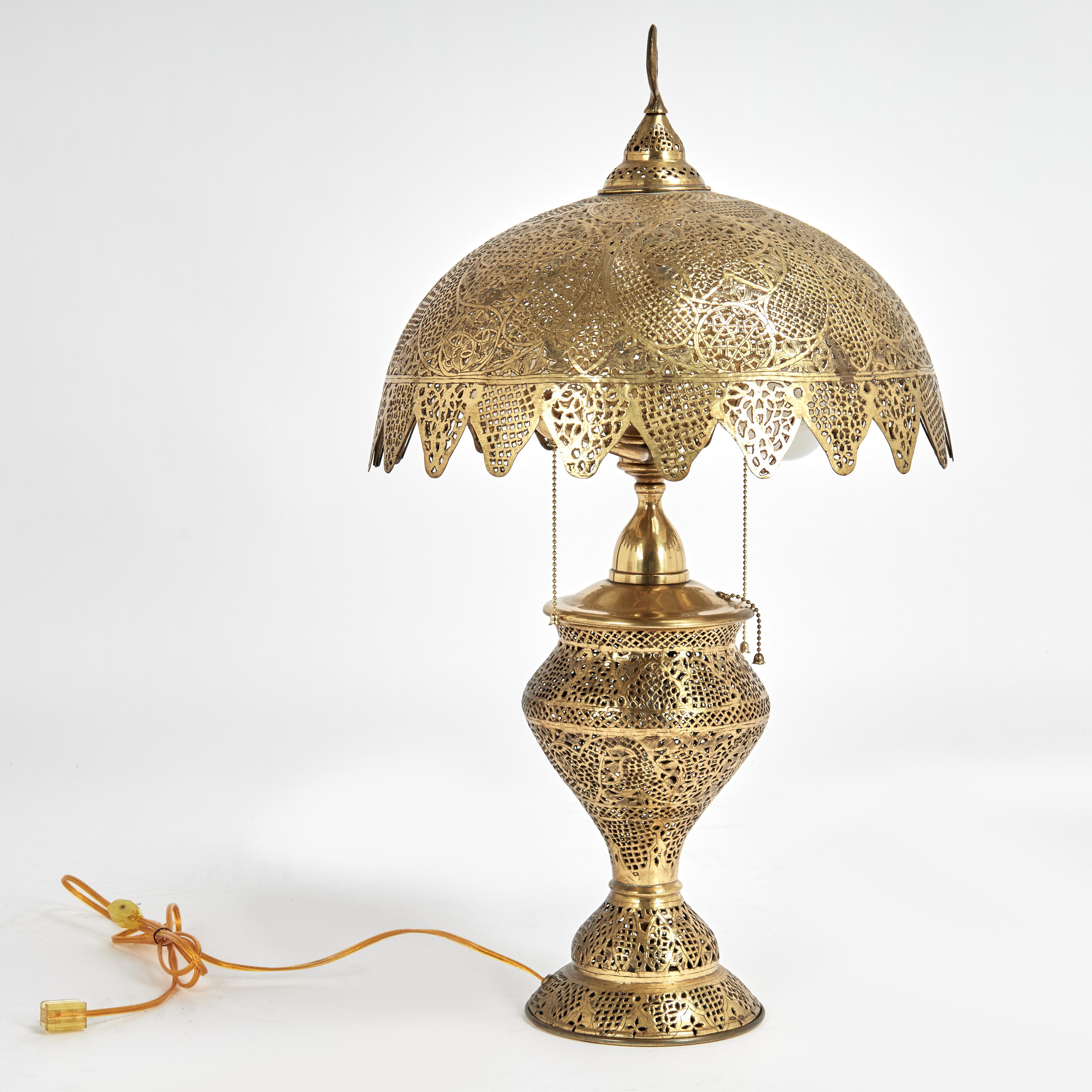 Lampe à poser marocaine ancienne en laiton Bon état - En vente à Palm Beach, FL